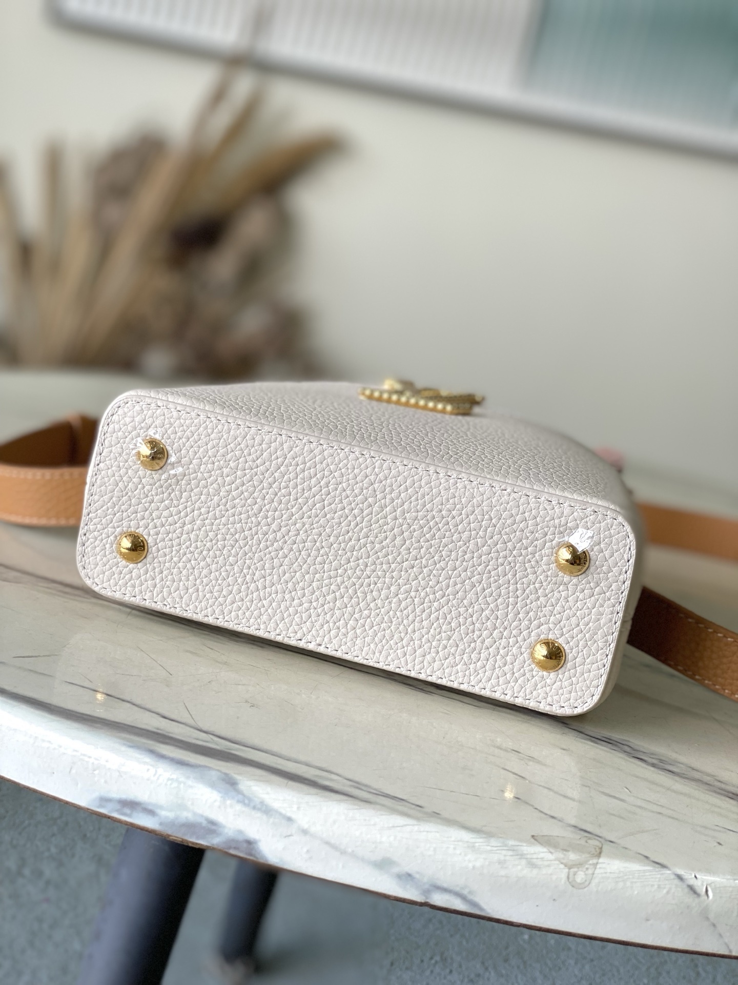 特级原厂皮 M25466 迷你 Crafty 系列再度赋予 Capucines 迷你 手袋匠心之光。Ta