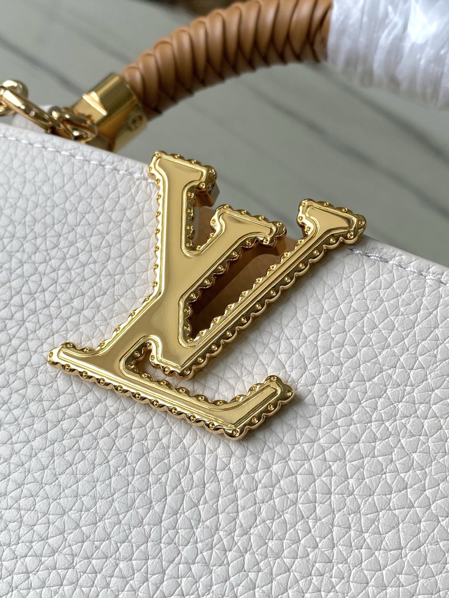 特级原厂皮 M25466 迷你 Crafty 系列再度赋予 Capucines 迷你 手袋匠心之光。Ta