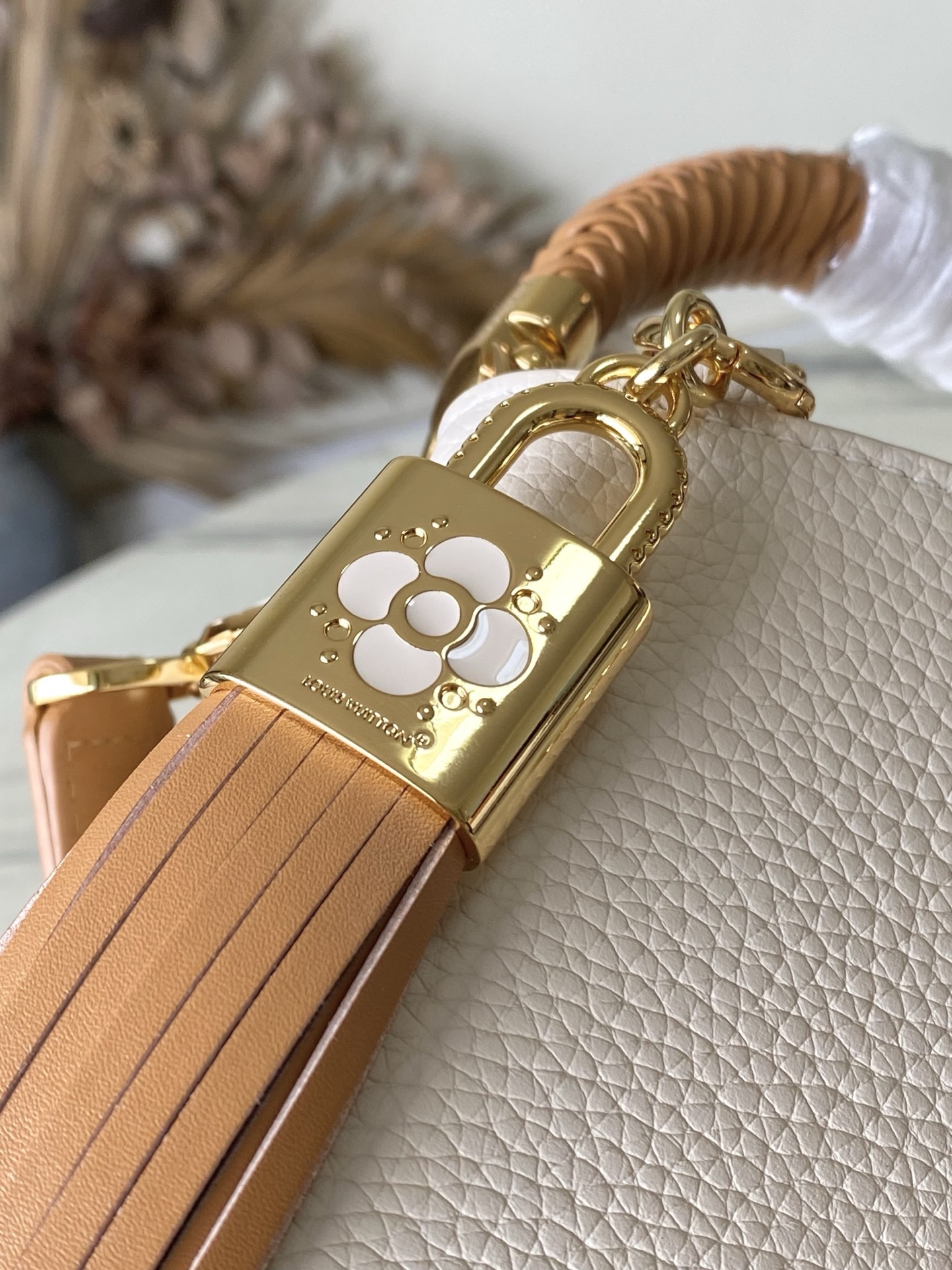 特级原厂皮 M25466 迷你 Crafty 系列再度赋予 Capucines 迷你 手袋匠心之光。Ta