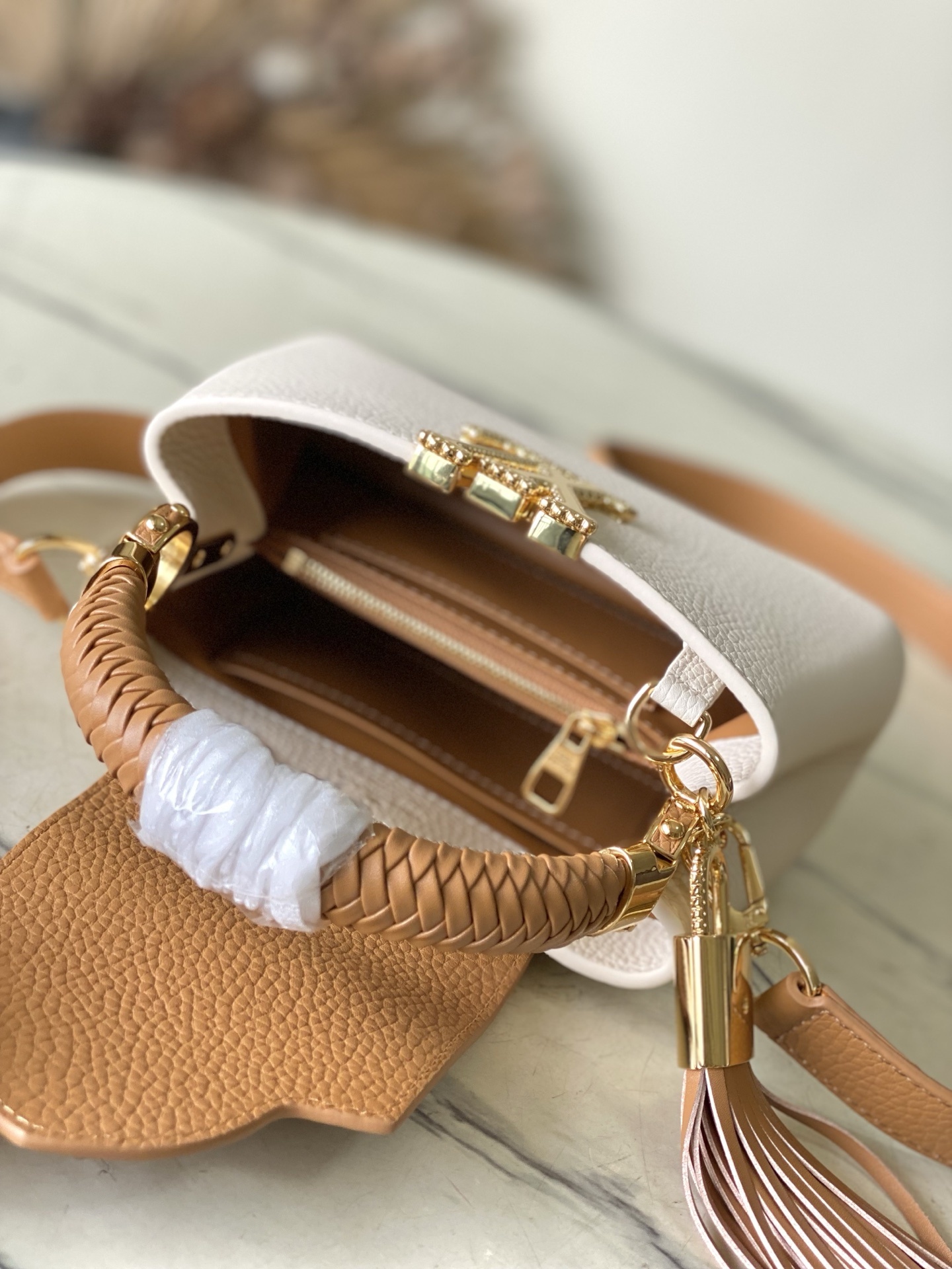 特级原厂皮 M25466 迷你 Crafty 系列再度赋予 Capucines 迷你 手袋匠心之光。Ta