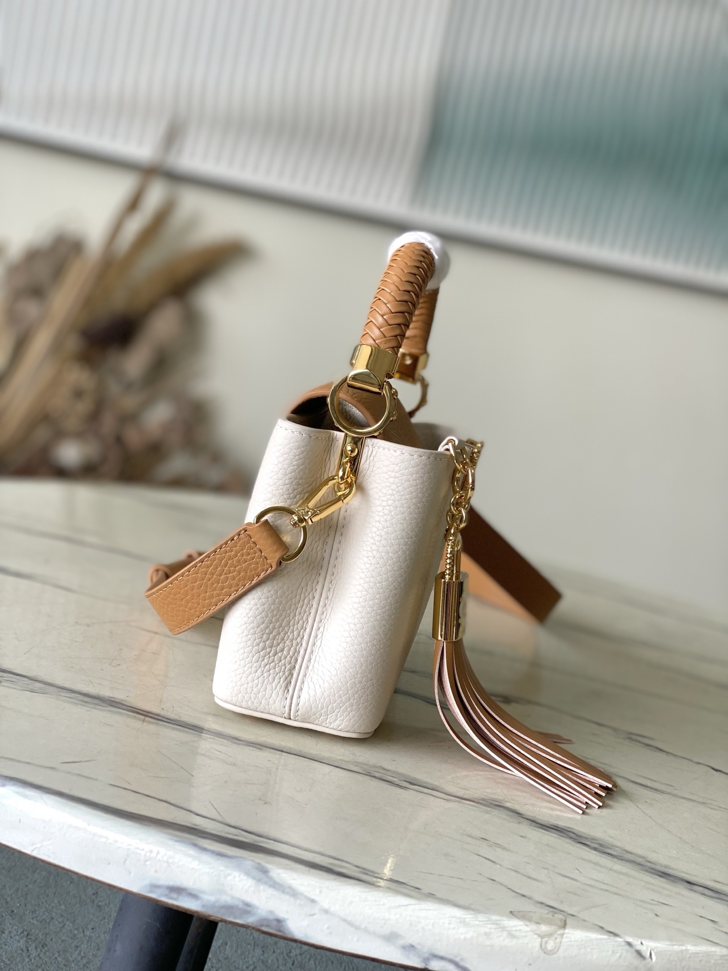 特级原厂皮 M25466 迷你 Crafty 系列再度赋予 Capucines 迷你 手袋匠心之光。Ta