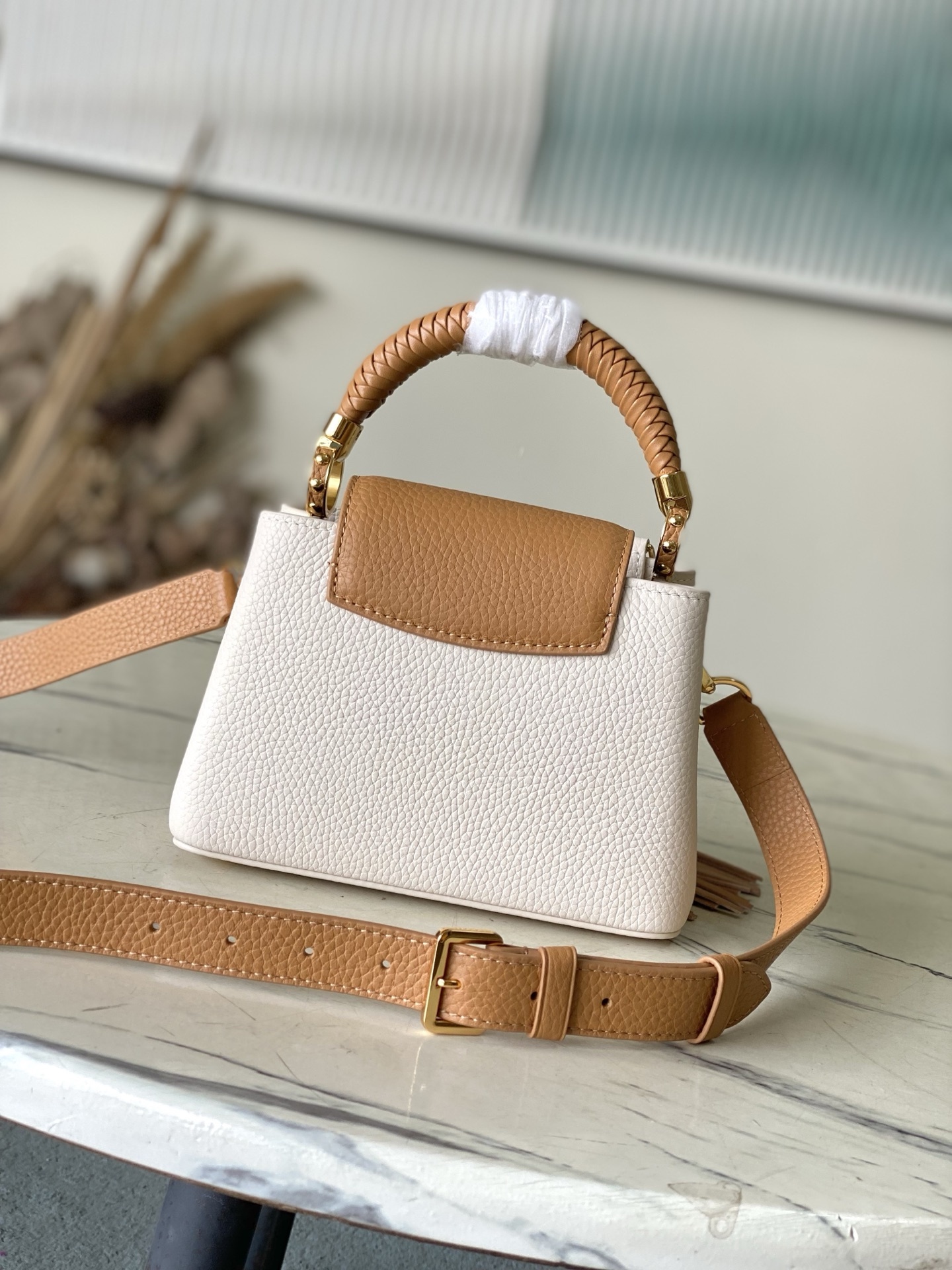 特级原厂皮 M25466 迷你 Crafty 系列再度赋予 Capucines 迷你 手袋匠心之光。Ta