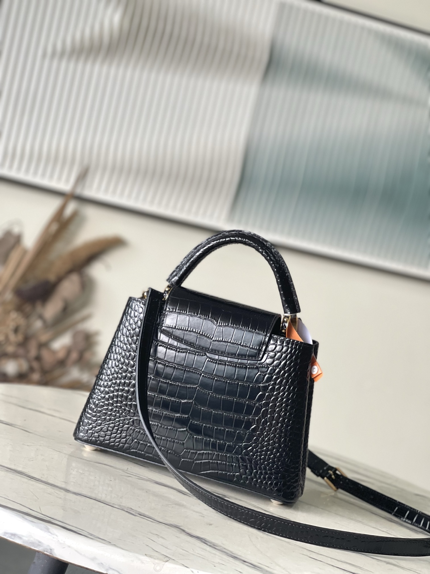 特级原厂皮 N86153 黑色小号 本款 Capucines BB 手袋以莹润贝壳描绘 Monogram