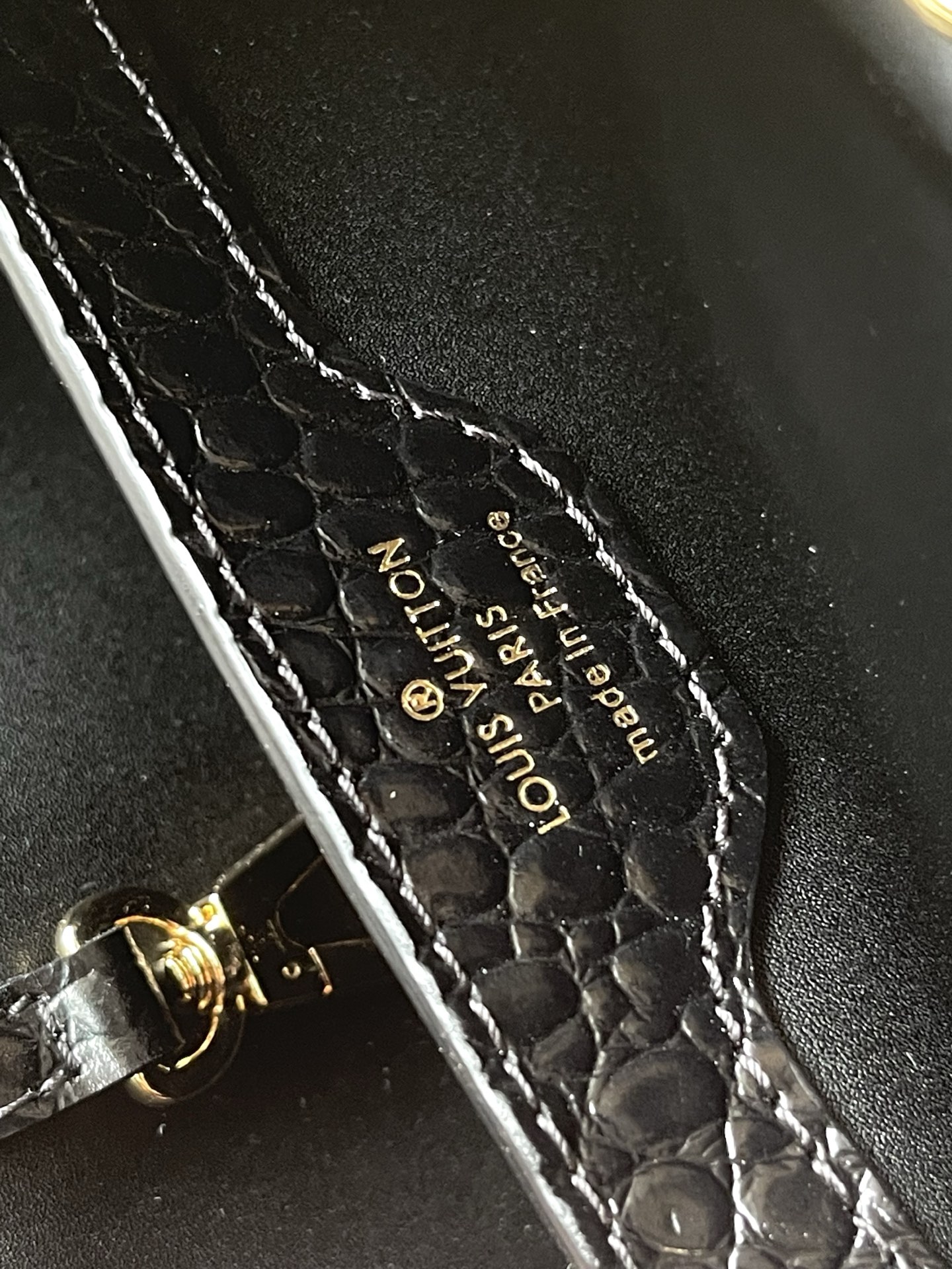 特级原厂皮 N86153 黑色小号 本款 Capucines BB 手袋以莹润贝壳描绘 Monogram