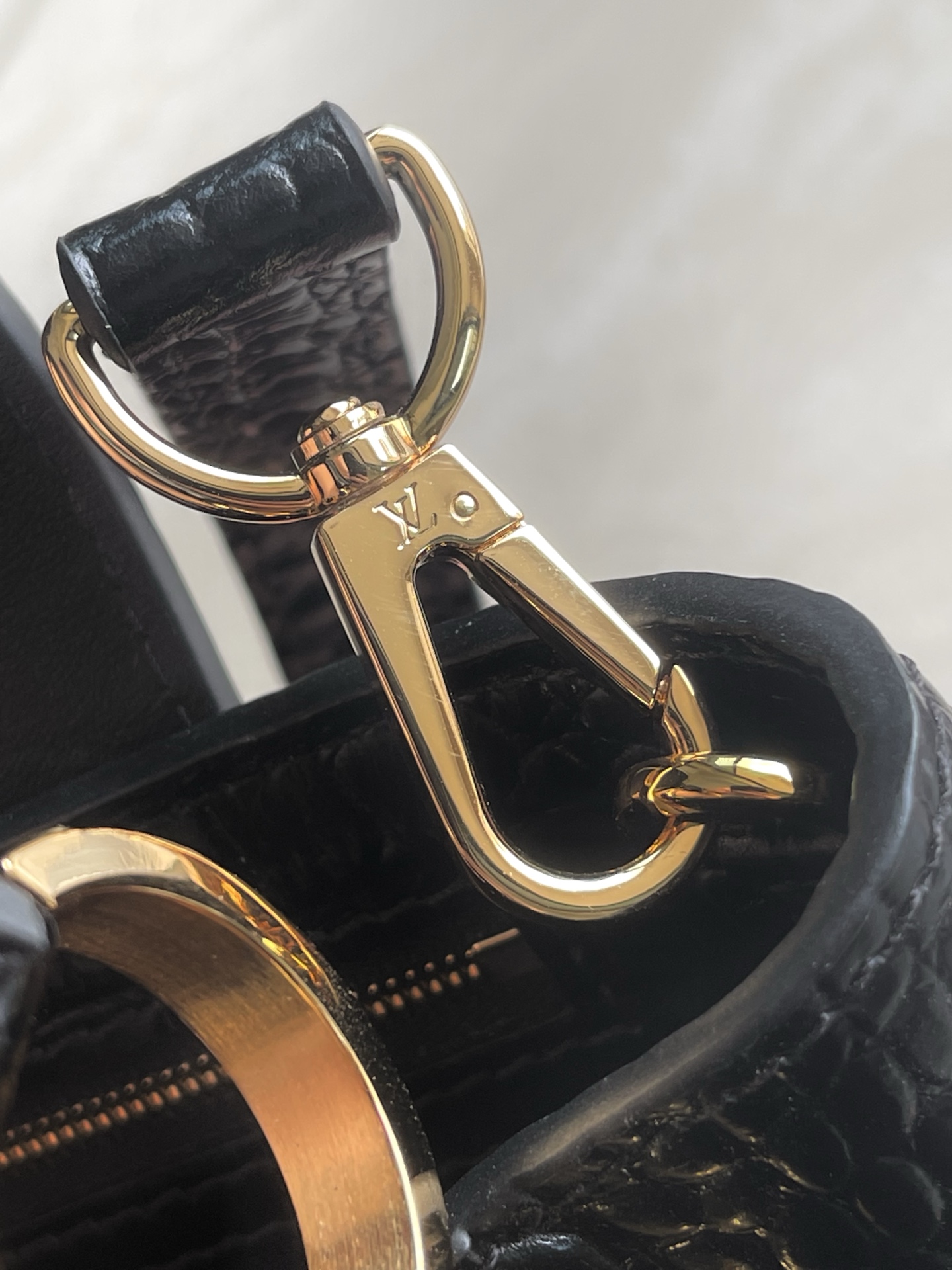 特级原厂皮 N86153 黑色小号 本款 Capucines BB 手袋以莹润贝壳描绘 Monogram