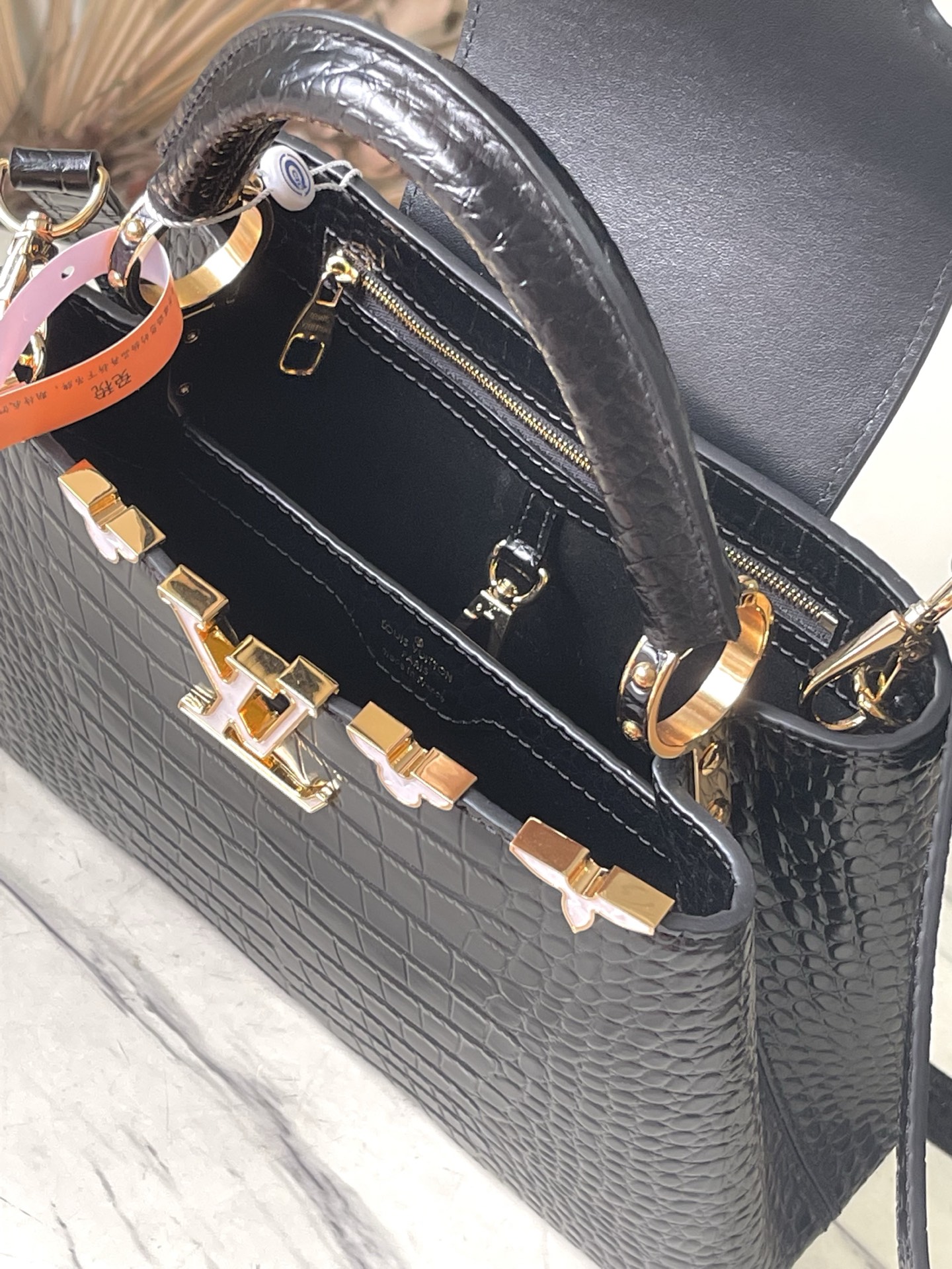 特级原厂皮 N86153 黑色小号 本款 Capucines BB 手袋以莹润贝壳描绘 Monogram