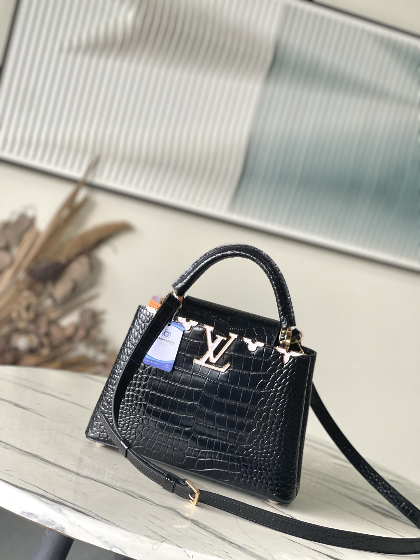 特级原厂皮 N86153 黑色小号 本款 Capucines BB 手袋以莹润贝壳描绘 Monogram