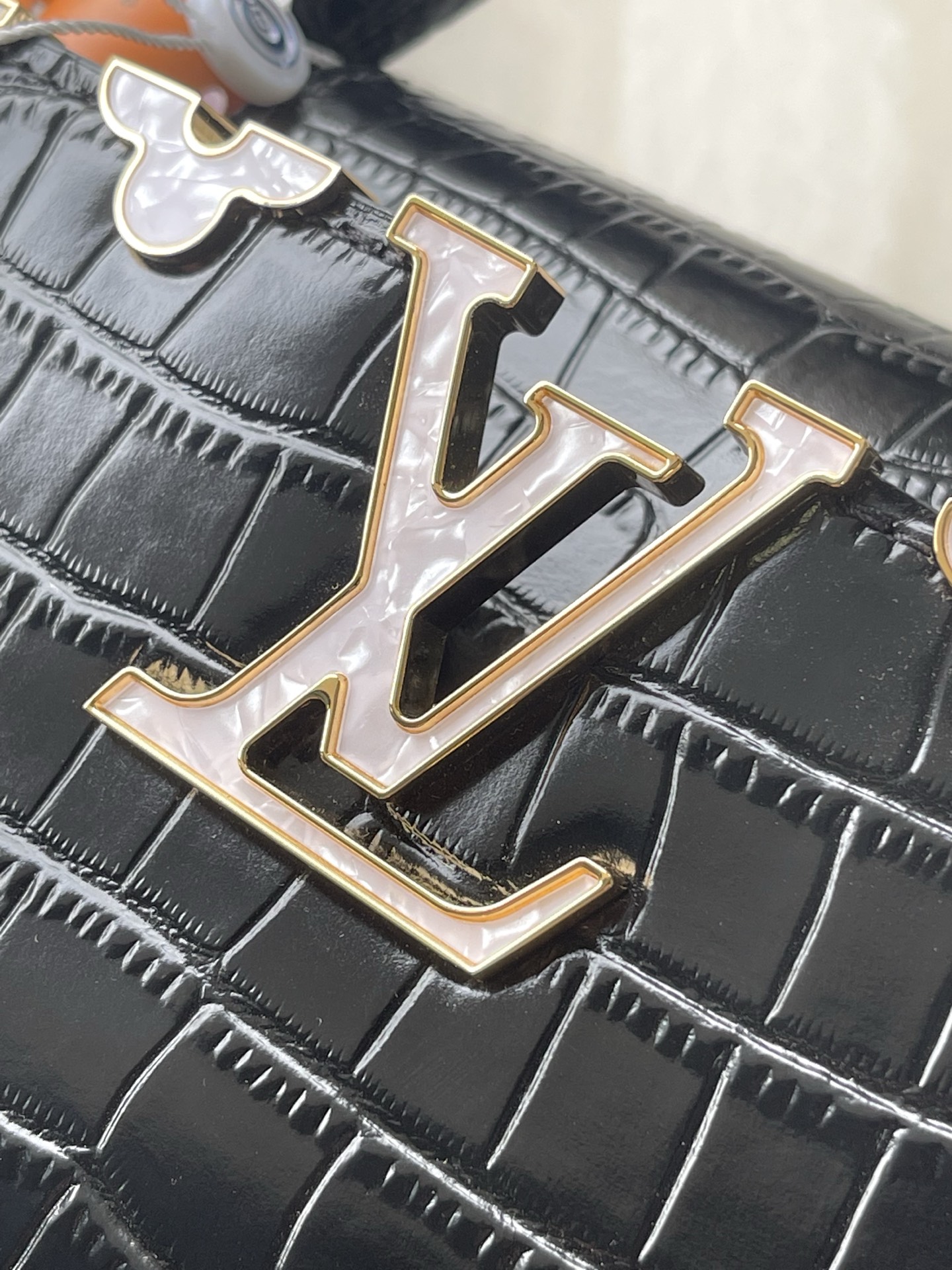 特级原厂皮 N86153 黑色小号 本款 Capucines BB 手袋以莹润贝壳描绘 Monogram