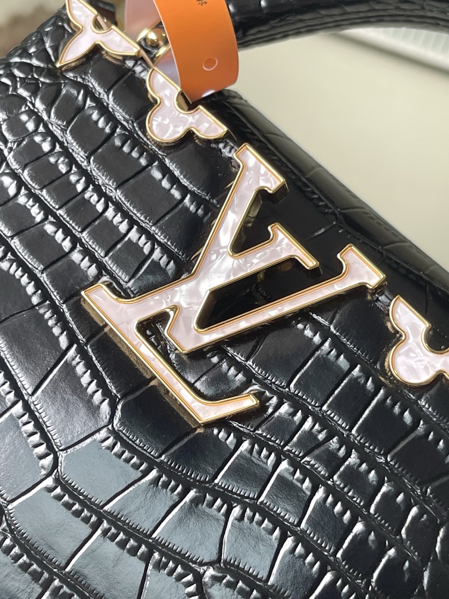 特级原厂皮 N86154 黑色迷你 本款 Capucines mini 手袋以莹润贝壳描绘 Monogr