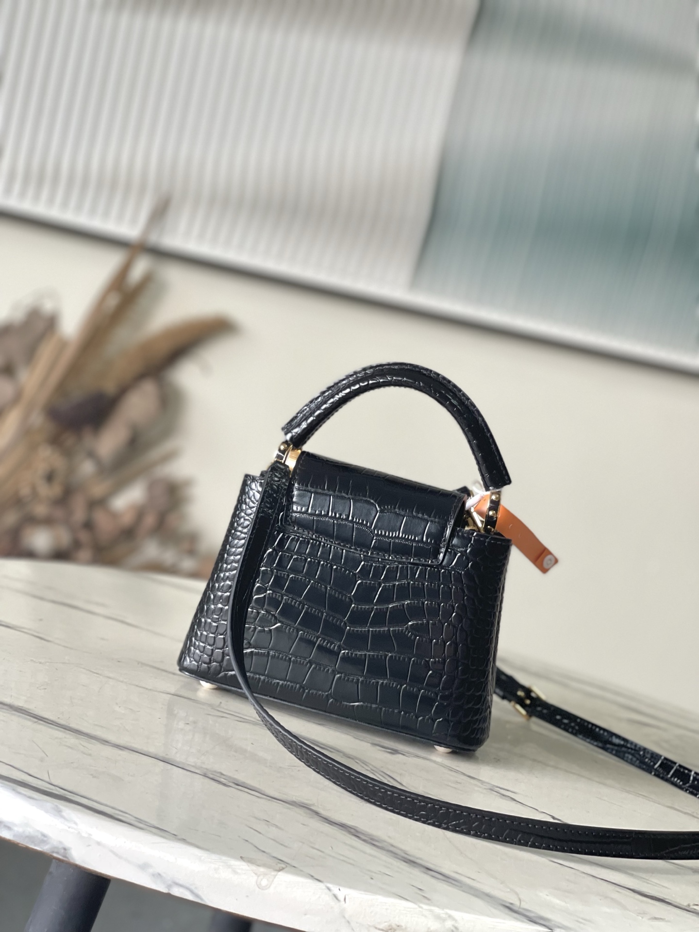 特级原厂皮 N86154 黑色迷你 本款 Capucines mini 手袋以莹润贝壳描绘 Monogr