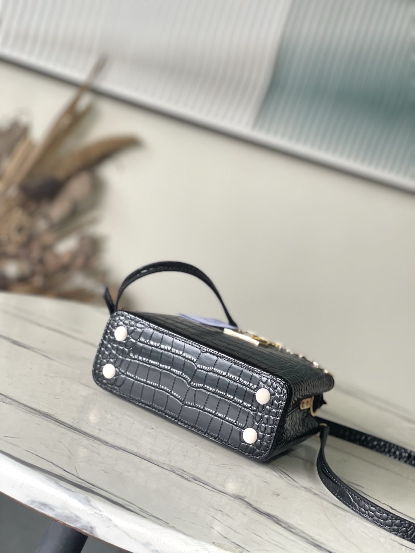 特级原厂皮 N86154 黑色迷你 本款 Capucines mini 手袋以莹润贝壳描绘 Monogr