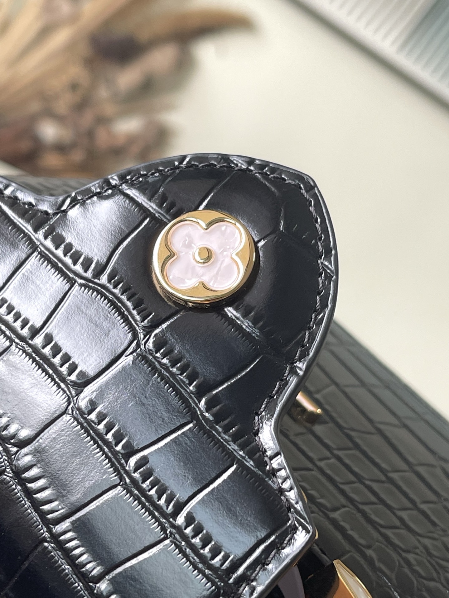 特级原厂皮 N86154 黑色迷你 本款 Capucines mini 手袋以莹润贝壳描绘 Monogr