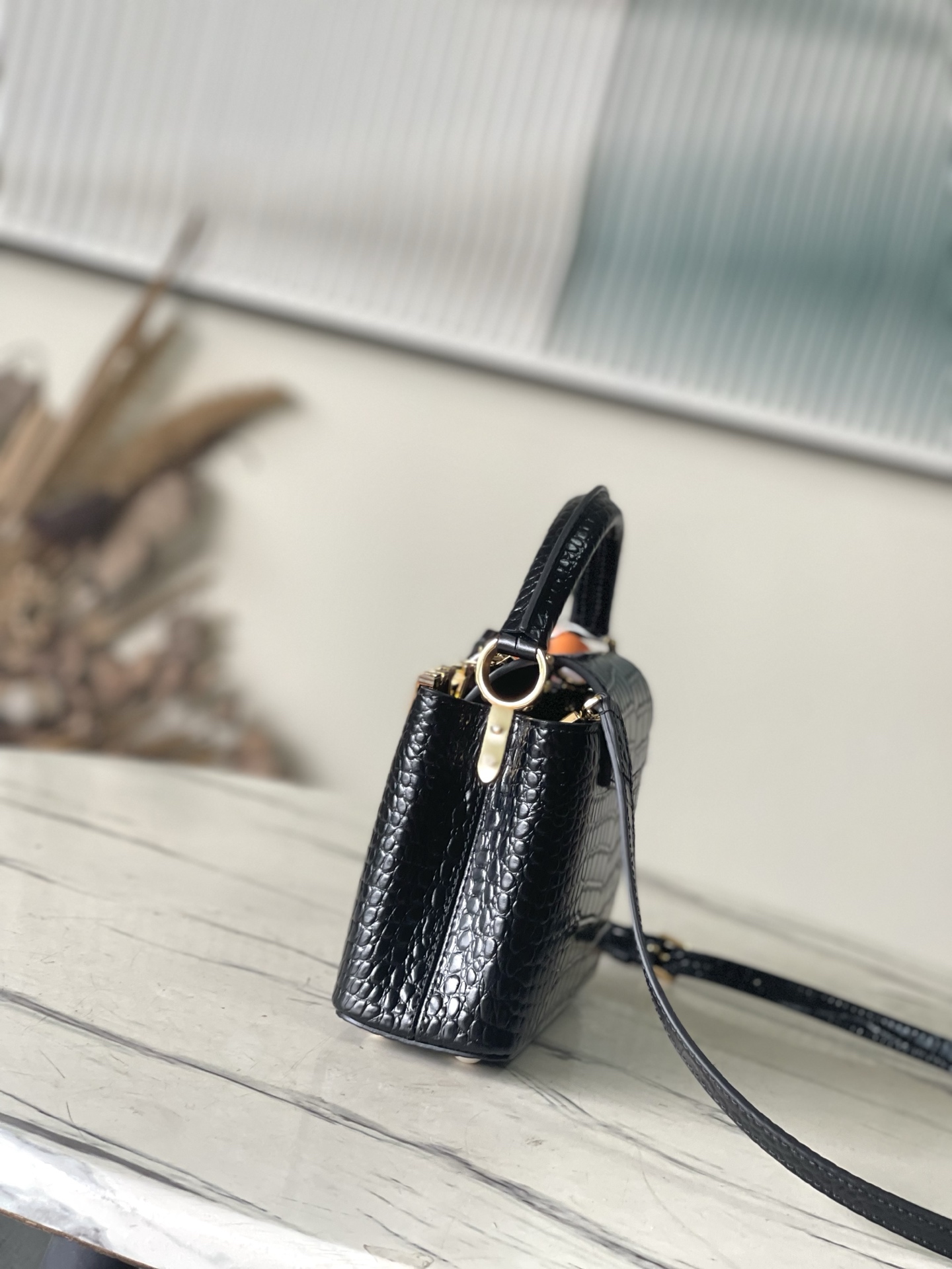 特级原厂皮 N86154 黑色迷你 本款 Capucines mini 手袋以莹润贝壳描绘 Monogr