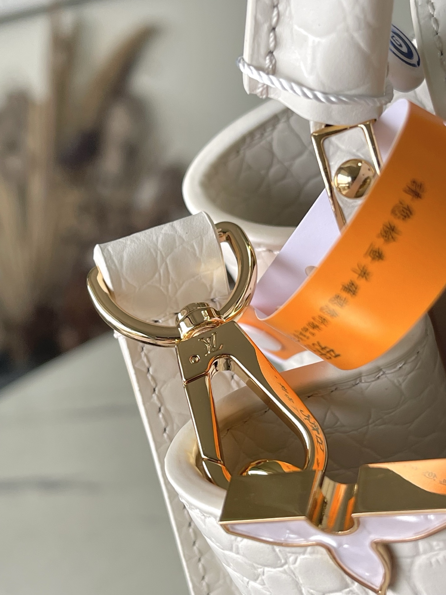 特级原厂皮 N86153 白色小号 本款 Capucines BB 手袋以莹润贝壳描绘 Monogram