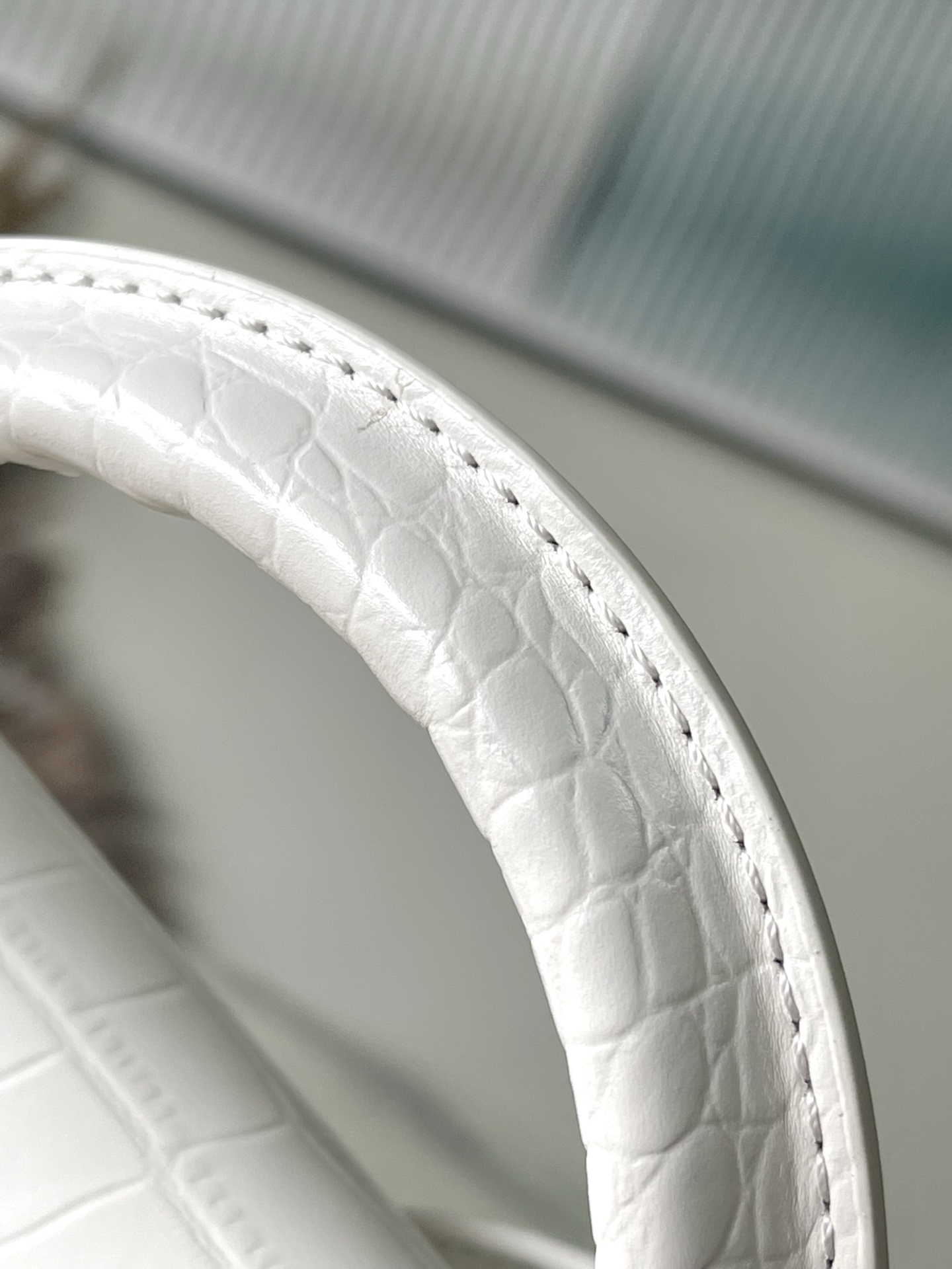 特级原厂皮 N86153 白色小号 本款 Capucines BB 手袋以莹润贝壳描绘 Monogram