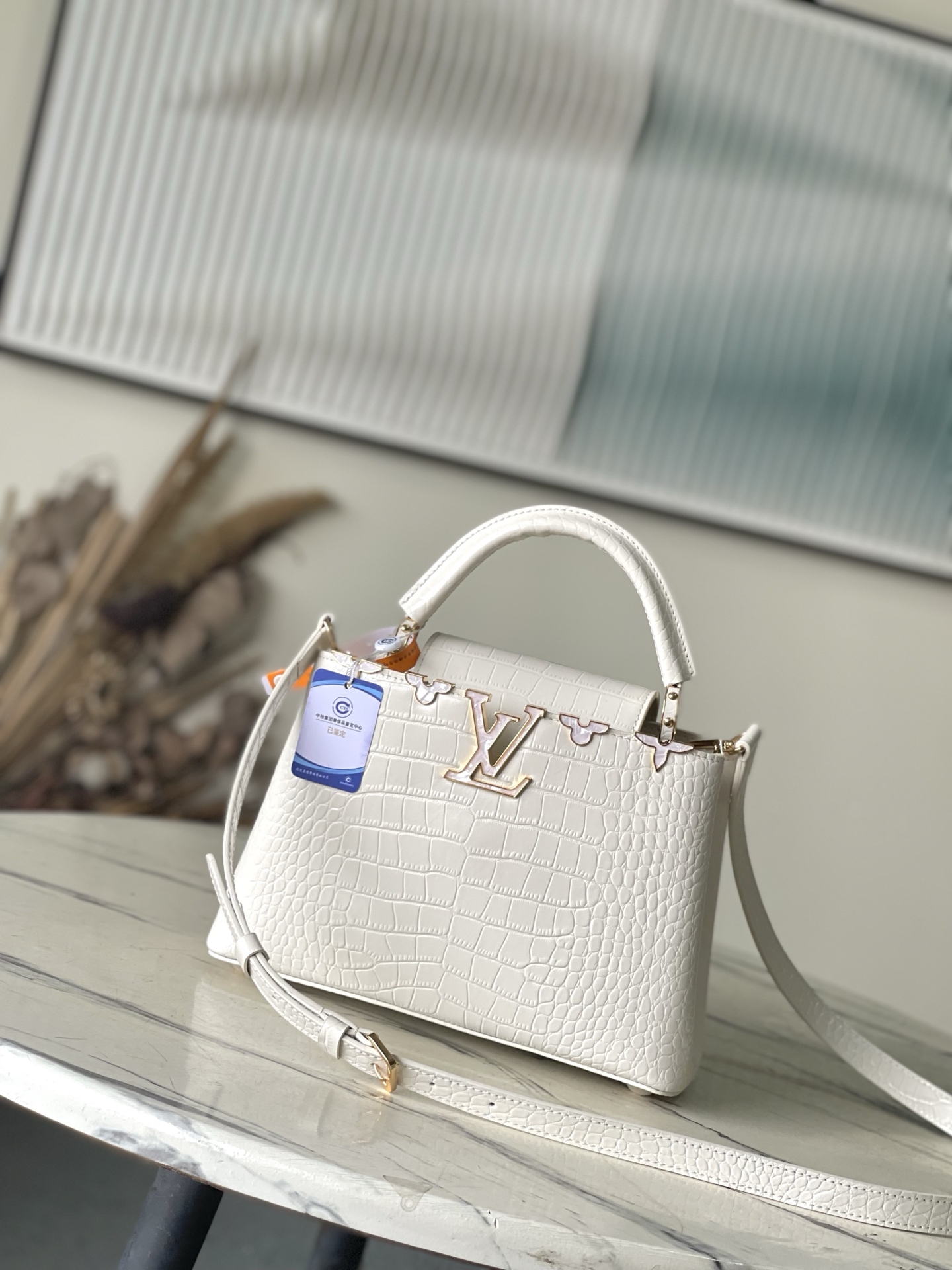 特级原厂皮 N86153 白色小号 本款 Capucines BB 手袋以莹润贝壳描绘 Monogram