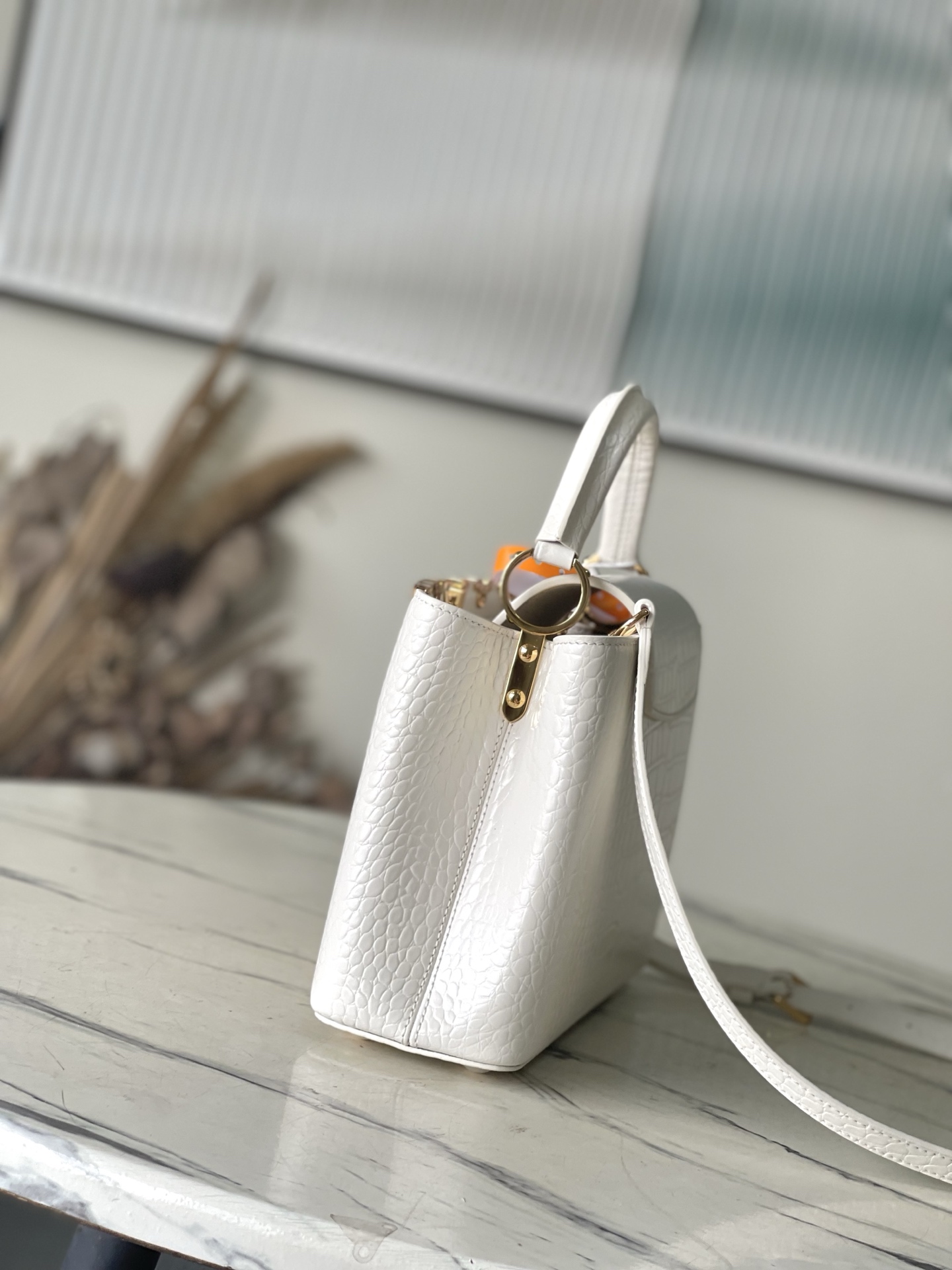 特级原厂皮 N86153 白色小号 本款 Capucines BB 手袋以莹润贝壳描绘 Monogram