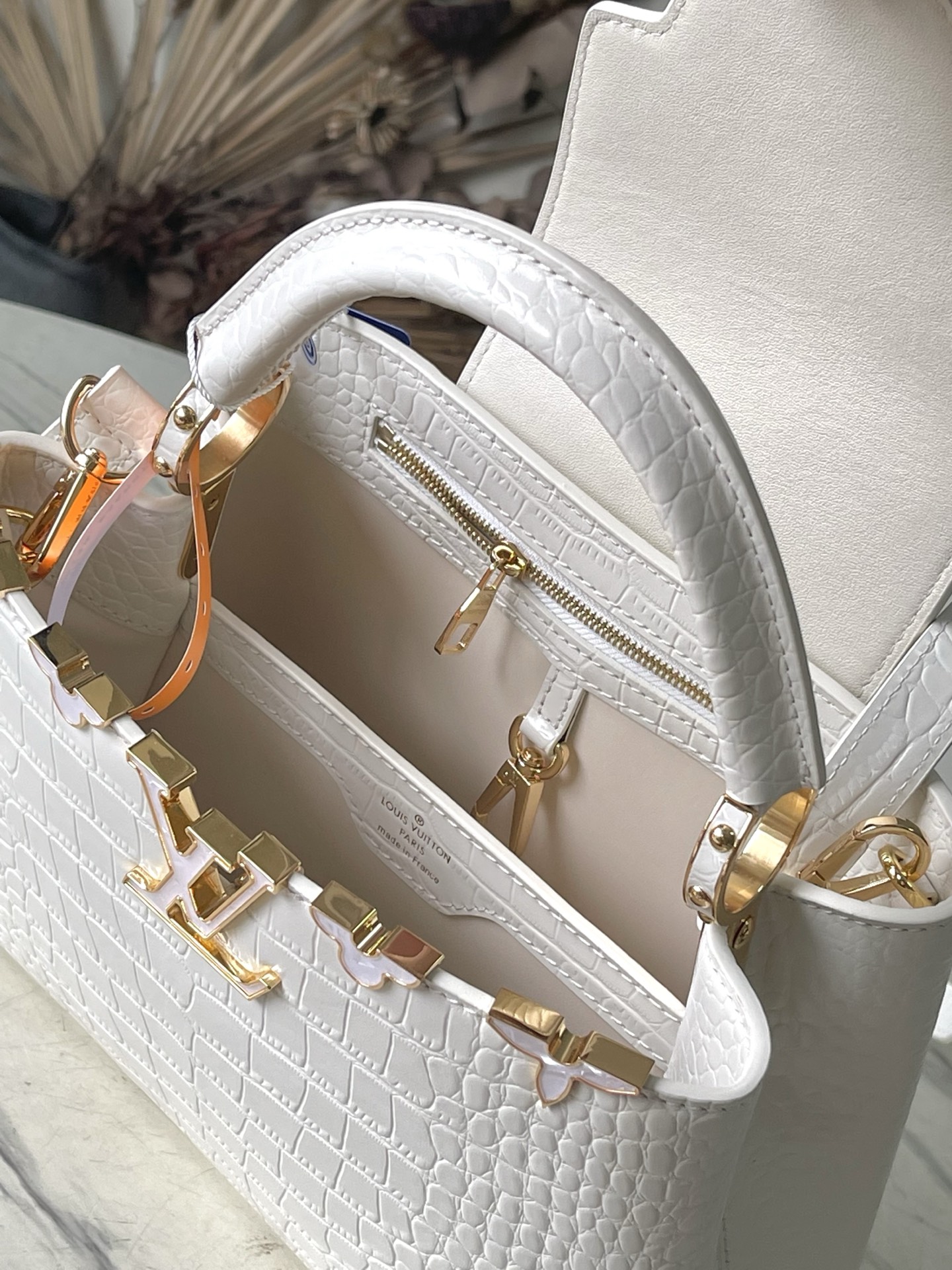 特级原厂皮 N86153 白色小号 本款 Capucines BB 手袋以莹润贝壳描绘 Monogram