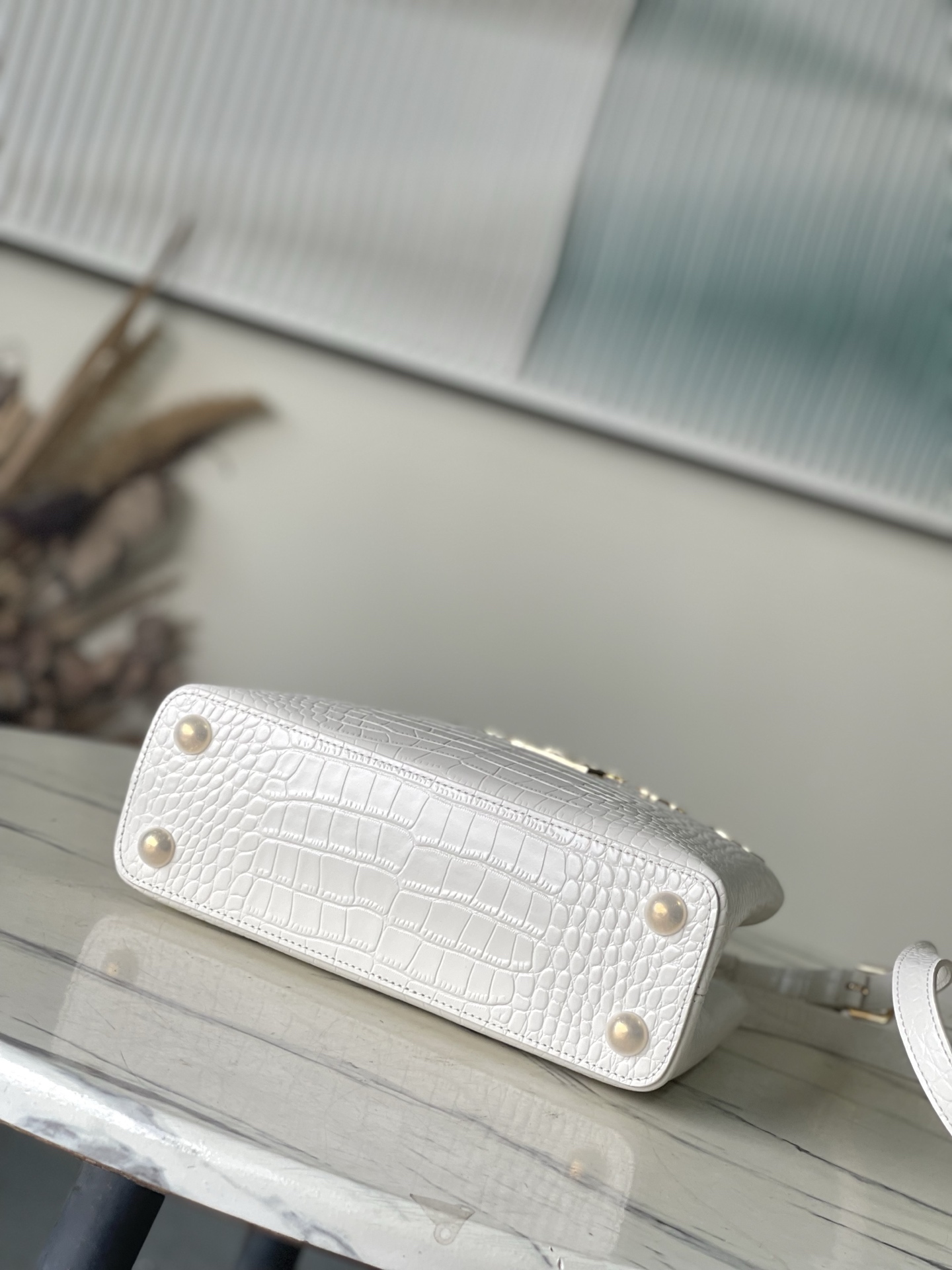 特级原厂皮 N86153 白色小号 本款 Capucines BB 手袋以莹润贝壳描绘 Monogram