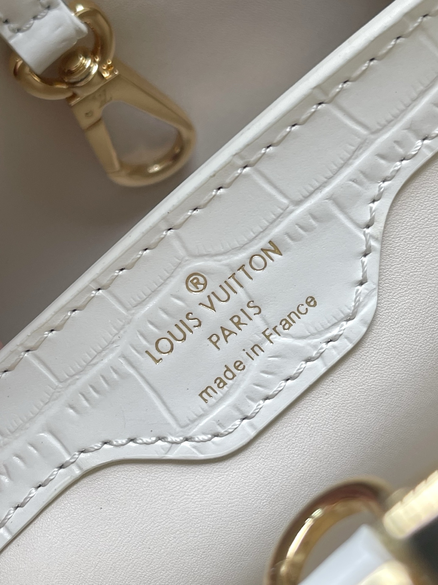 特级原厂皮 N86153 白色小号 本款 Capucines BB 手袋以莹润贝壳描绘 Monogram