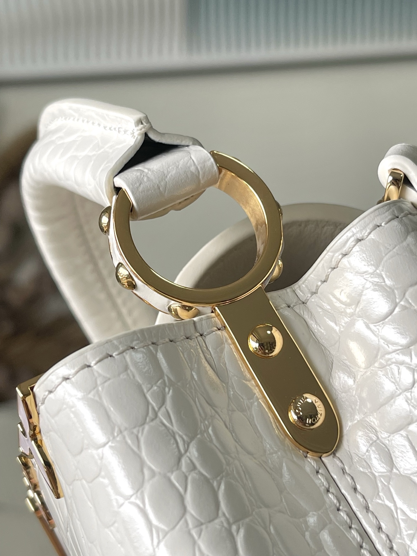 特级原厂皮 N86154 白色迷你 本款 Capucines mini 手袋以莹润贝壳描绘 Monogr