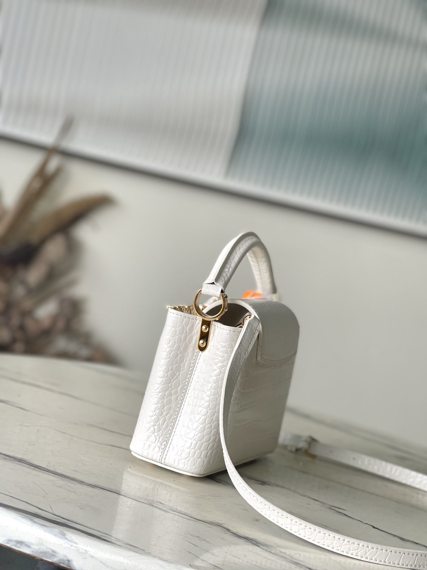 特级原厂皮 N86154 白色迷你 本款 Capucines mini 手袋以莹润贝壳描绘 Monogr