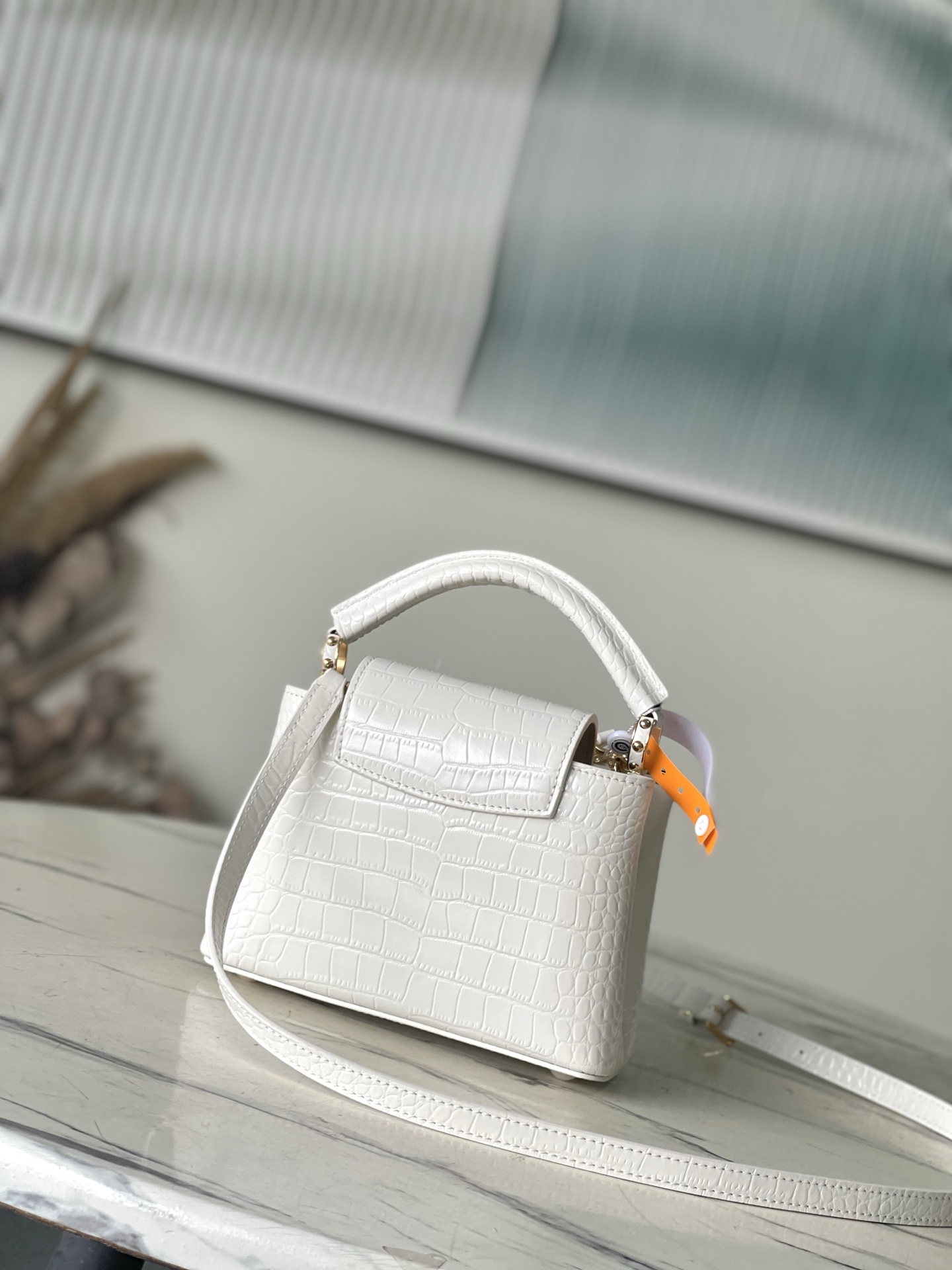 特级原厂皮 N86154 白色迷你 本款 Capucines mini 手袋以莹润贝壳描绘 Monogr