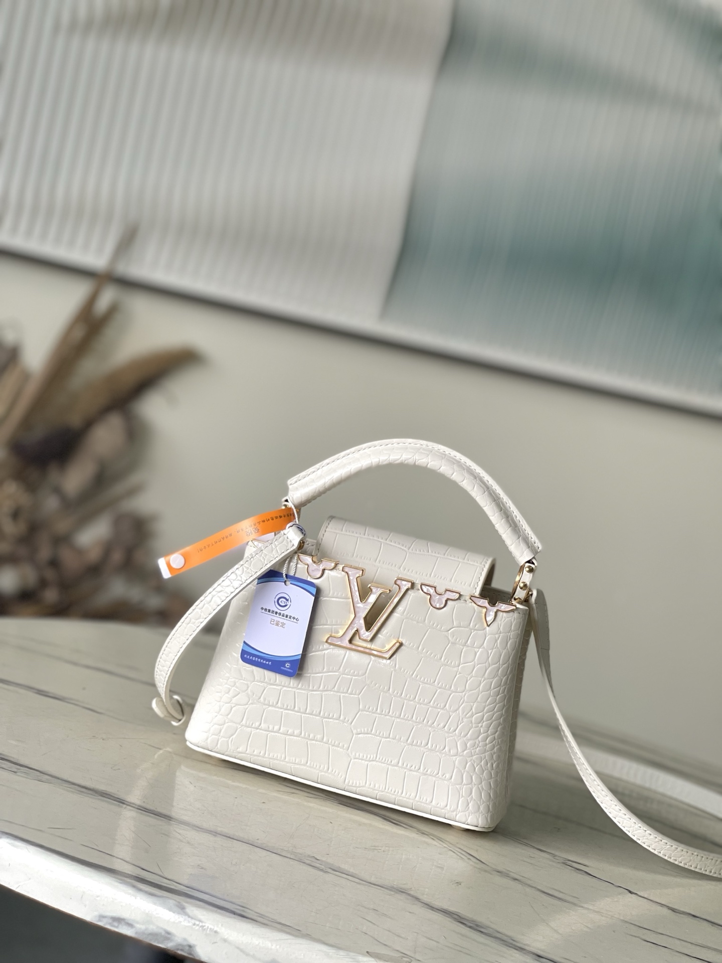 特级原厂皮 N86154 白色迷你 本款 Capucines mini 手袋以莹润贝壳描绘 Monogr