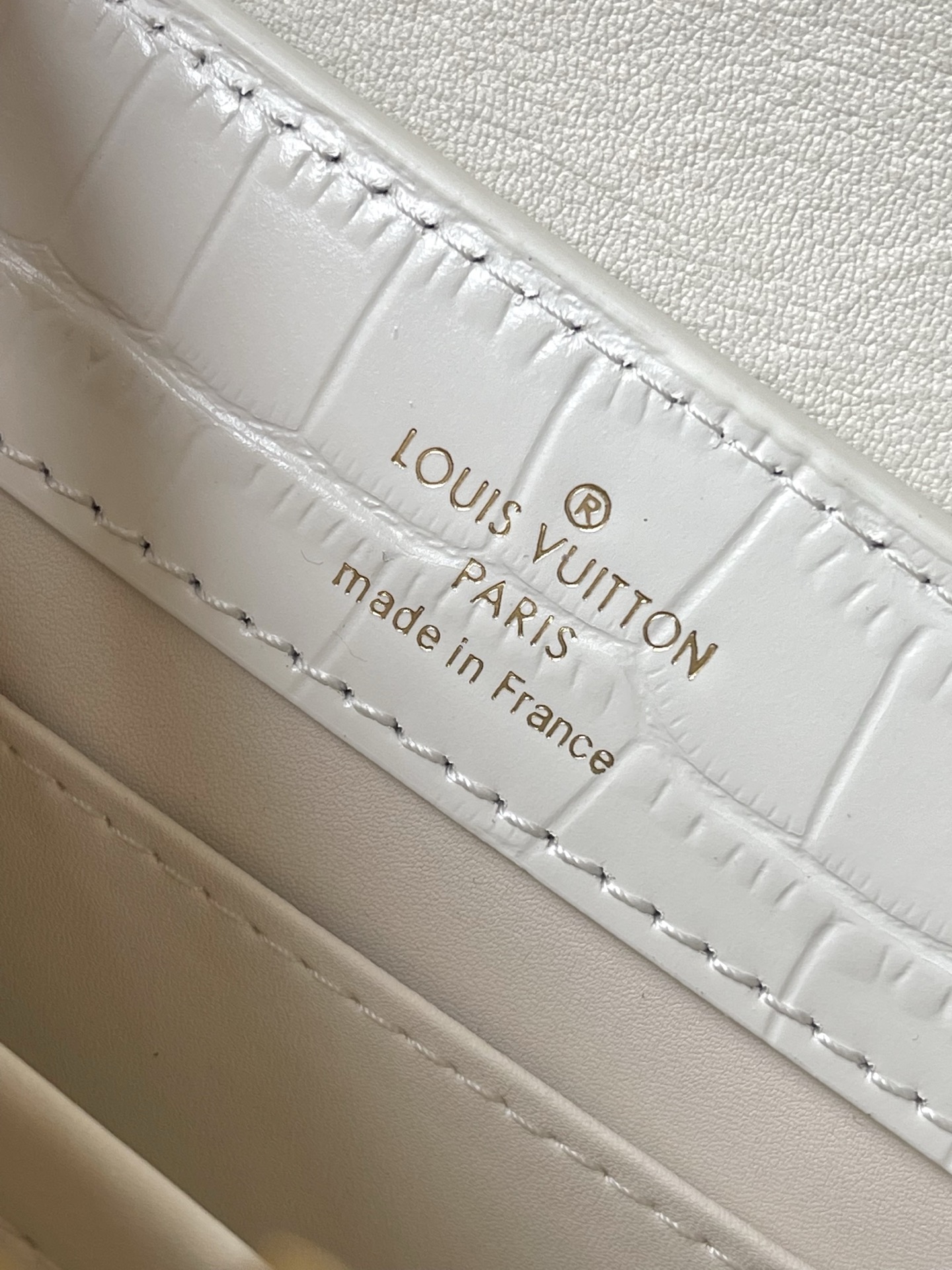 特级原厂皮 N86154 白色迷你 本款 Capucines mini 手袋以莹润贝壳描绘 Monogr