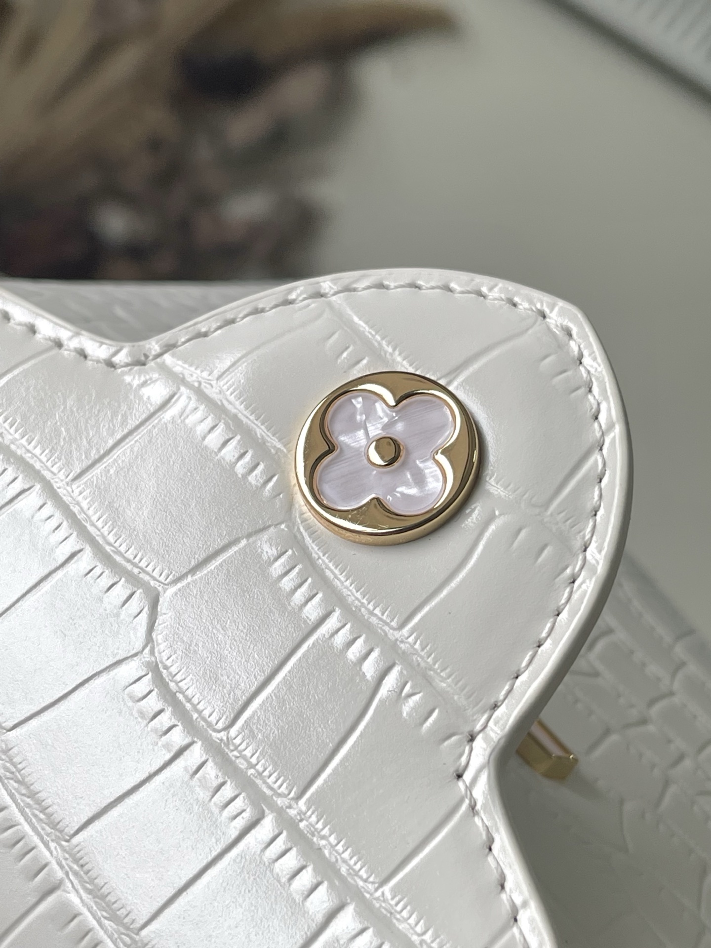 特级原厂皮 N86154 白色迷你 本款 Capucines mini 手袋以莹润贝壳描绘 Monogr