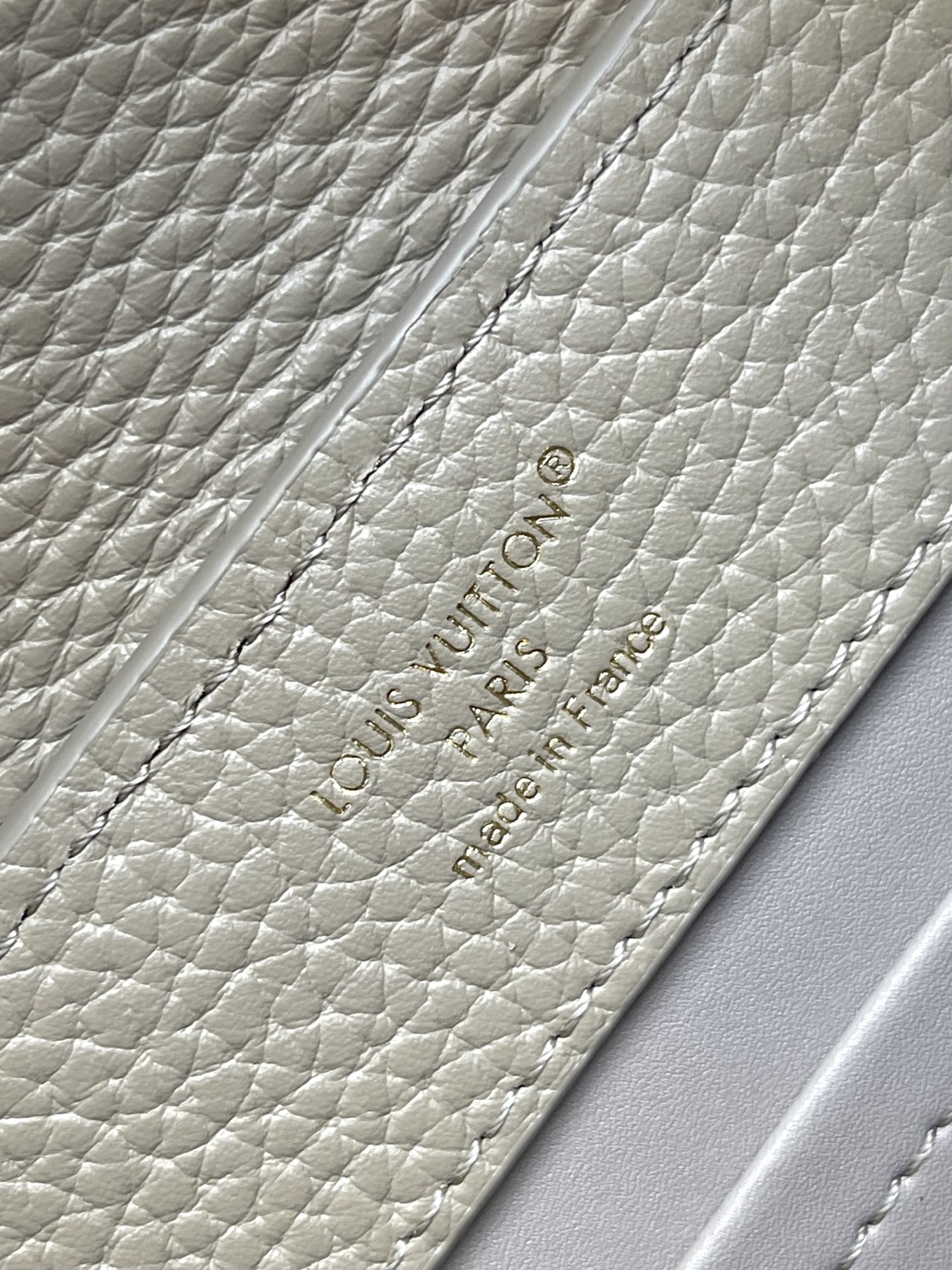 特级原厂皮 M14177 灰色 特级全钢五金 动态163 本款 Capucines 迷你手袋出自 Exc