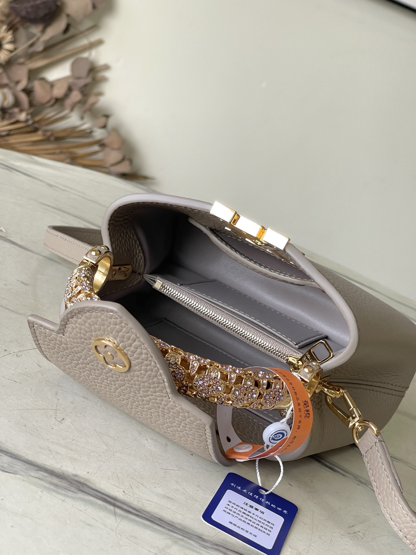 特级原厂皮 M14177 灰色 特级全钢五金 动态163 本款 Capucines 迷你手袋出自 Exc