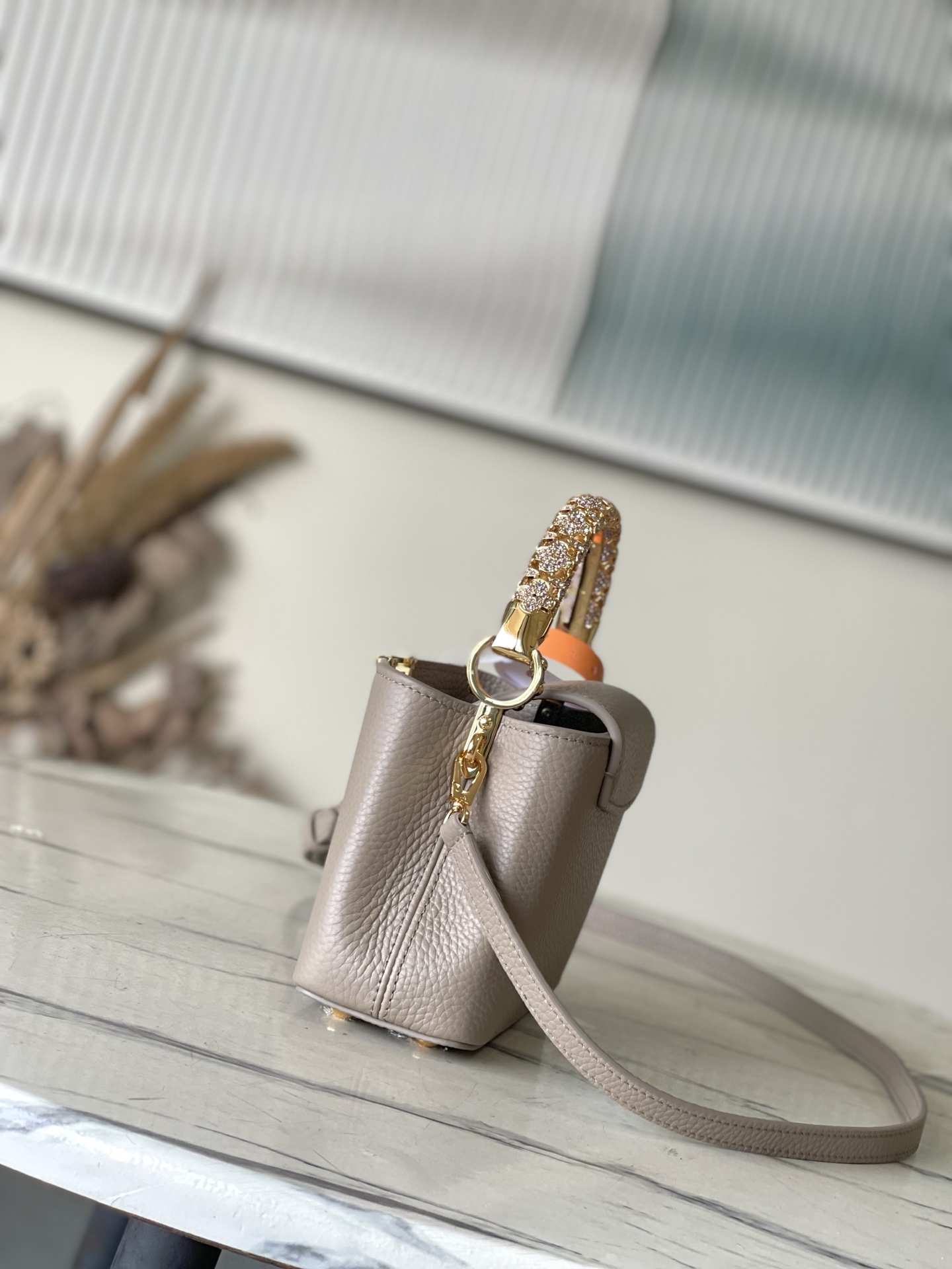 特级原厂皮 M14177 灰色 特级全钢五金 动态163 本款 Capucines 迷你手袋出自 Exc