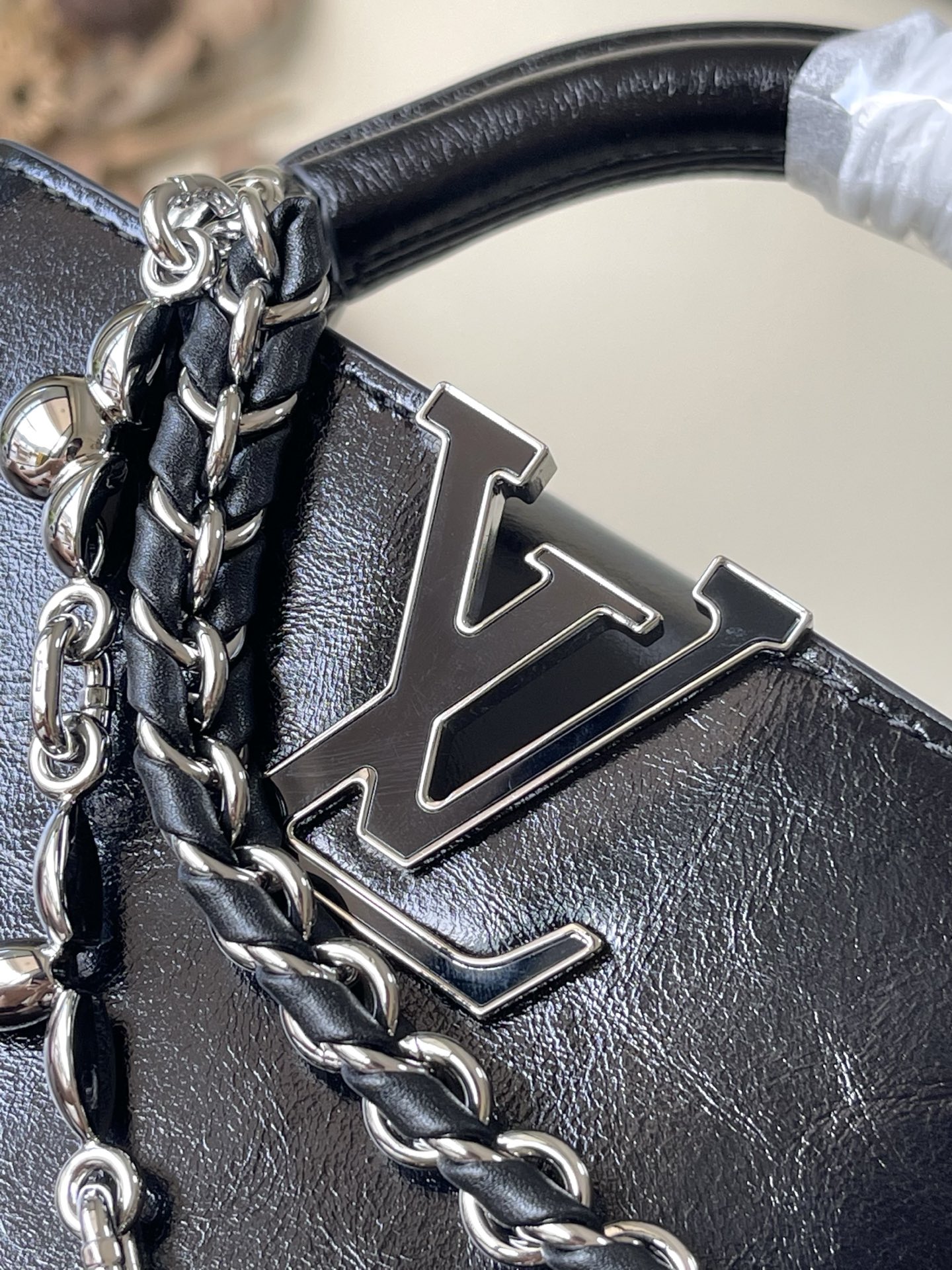 特级原厂皮 M25492 黑色油蜡皮迷你 本款Capucines East-West迷你 手袋令皮革巧现