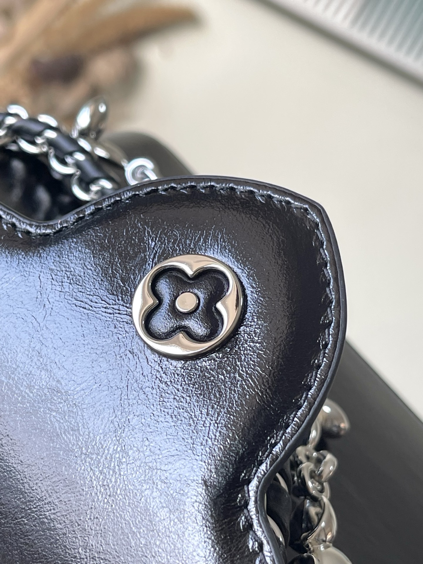 特级原厂皮 M25492 黑色油蜡皮迷你 本款Capucines East-West迷你 手袋令皮革巧现