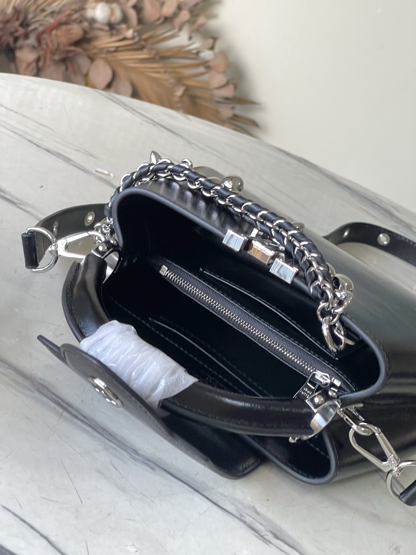 特级原厂皮 M25492 黑色油蜡皮迷你 本款Capucines East-West迷你 手袋令皮革巧现