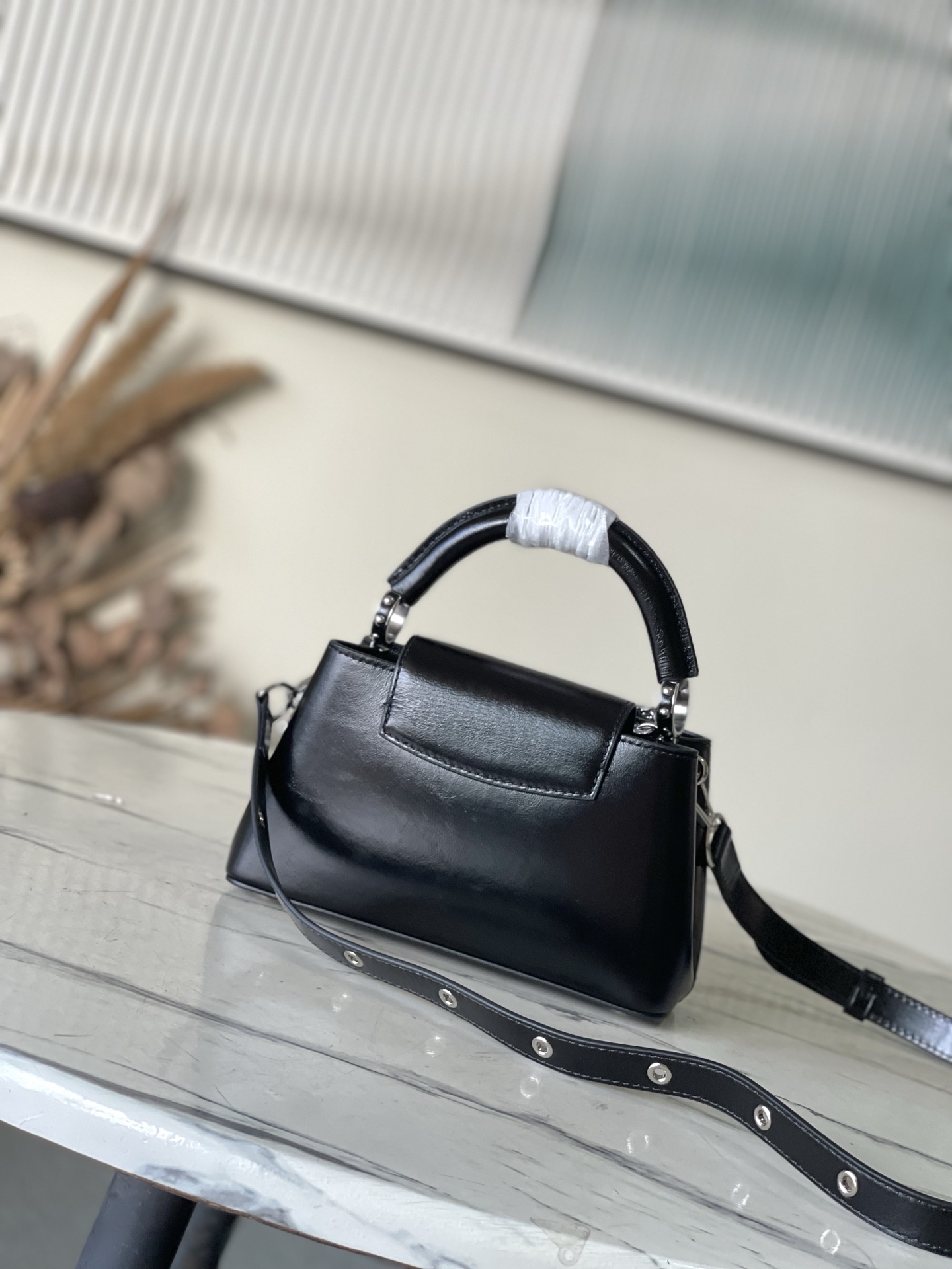 特级原厂皮 M25492 黑色油蜡皮迷你 本款Capucines East-West迷你 手袋令皮革巧现