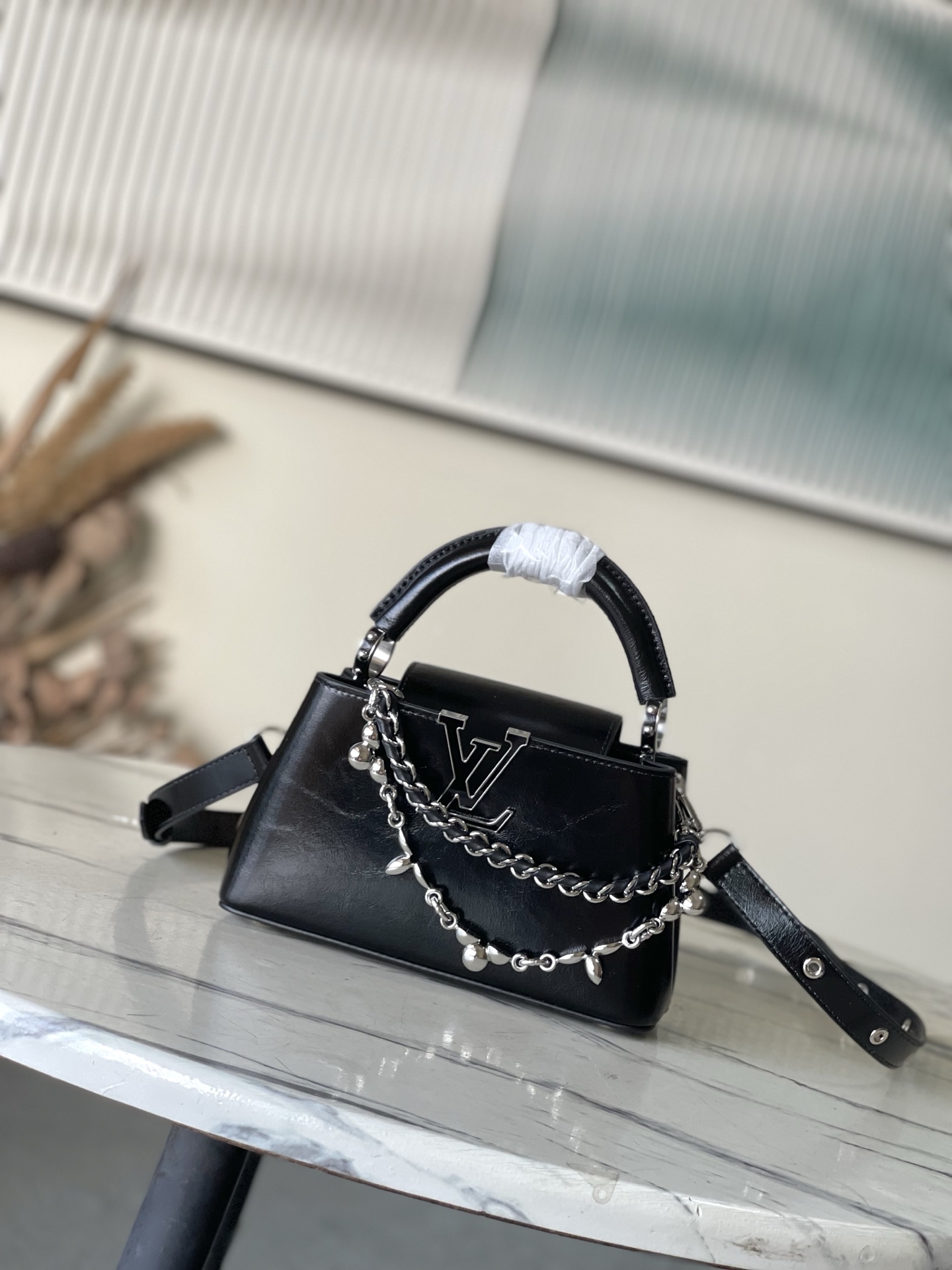 特级原厂皮 M25492 黑色油蜡皮迷你 本款Capucines East-West迷你 手袋令皮革巧现