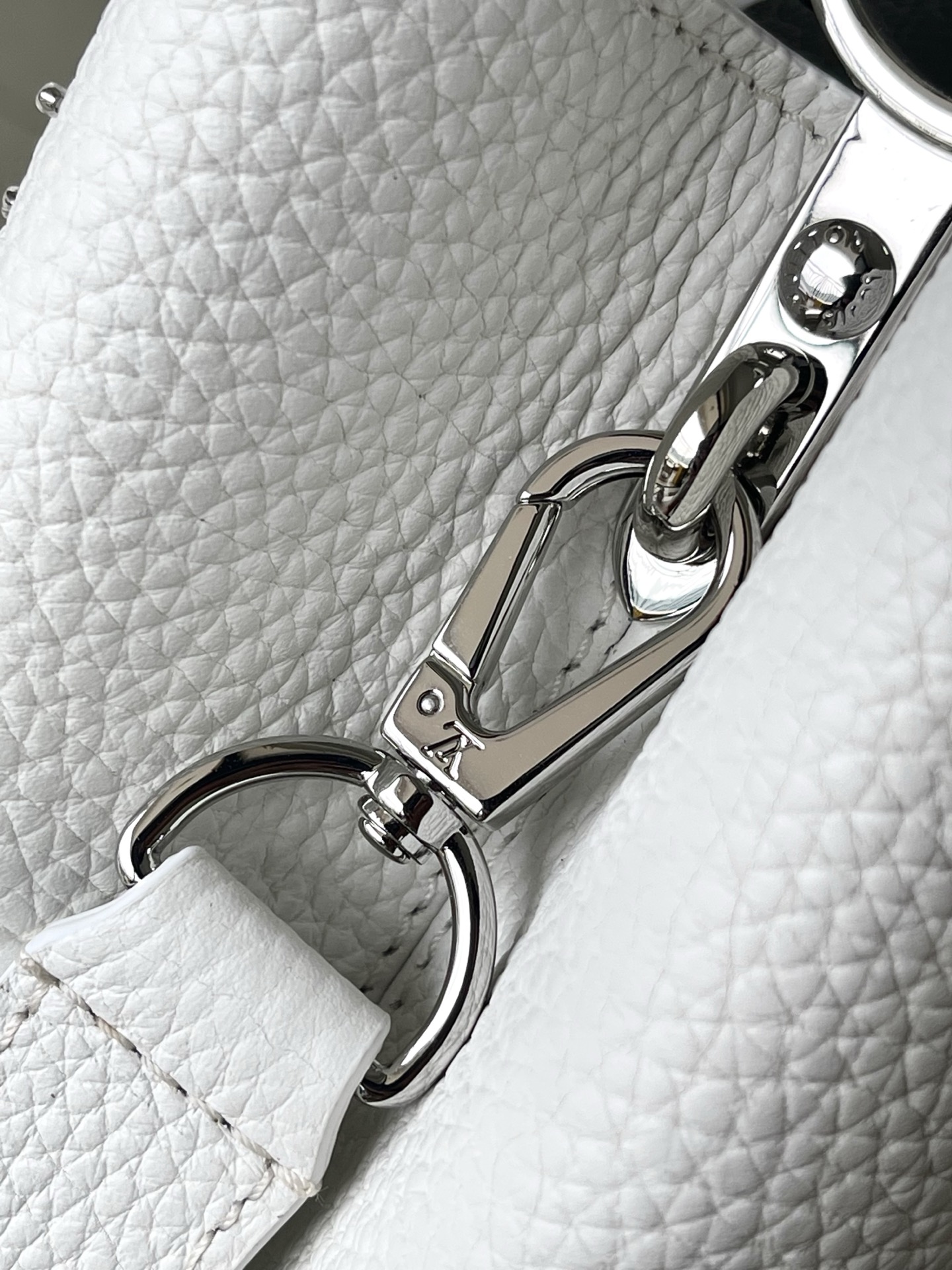 特级原厂皮 M25934 白色小号 作为“非凡系列”的一部分，这款卡普尼迷你包重新设计，采用了精致的刺绣