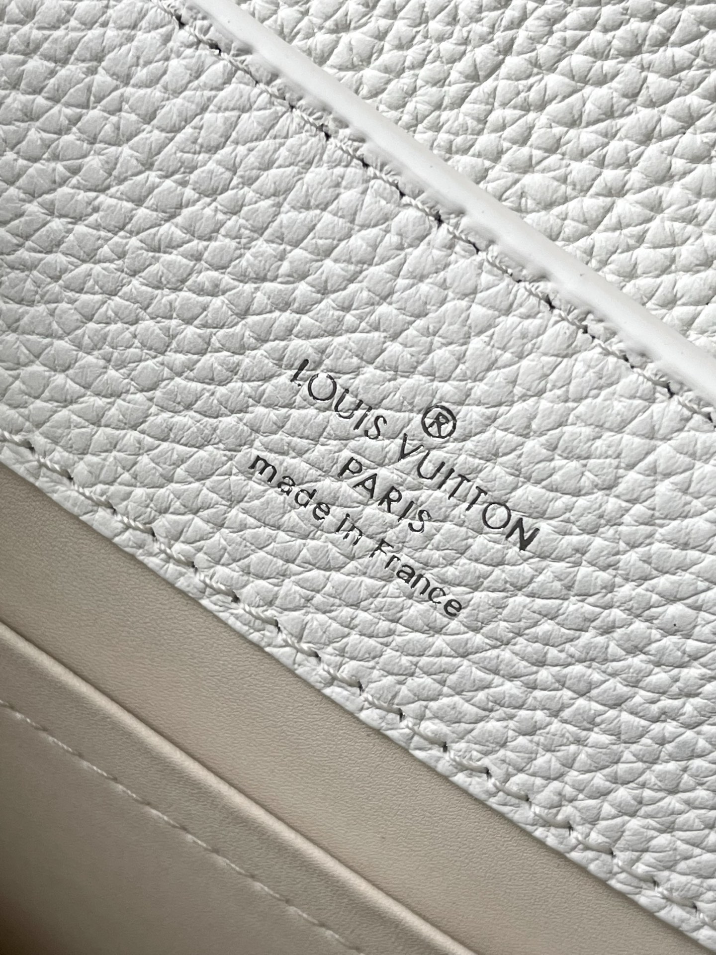 特级原厂皮 M25934 白色小号 作为“非凡系列”的一部分，这款卡普尼迷你包重新设计，采用了精致的刺绣