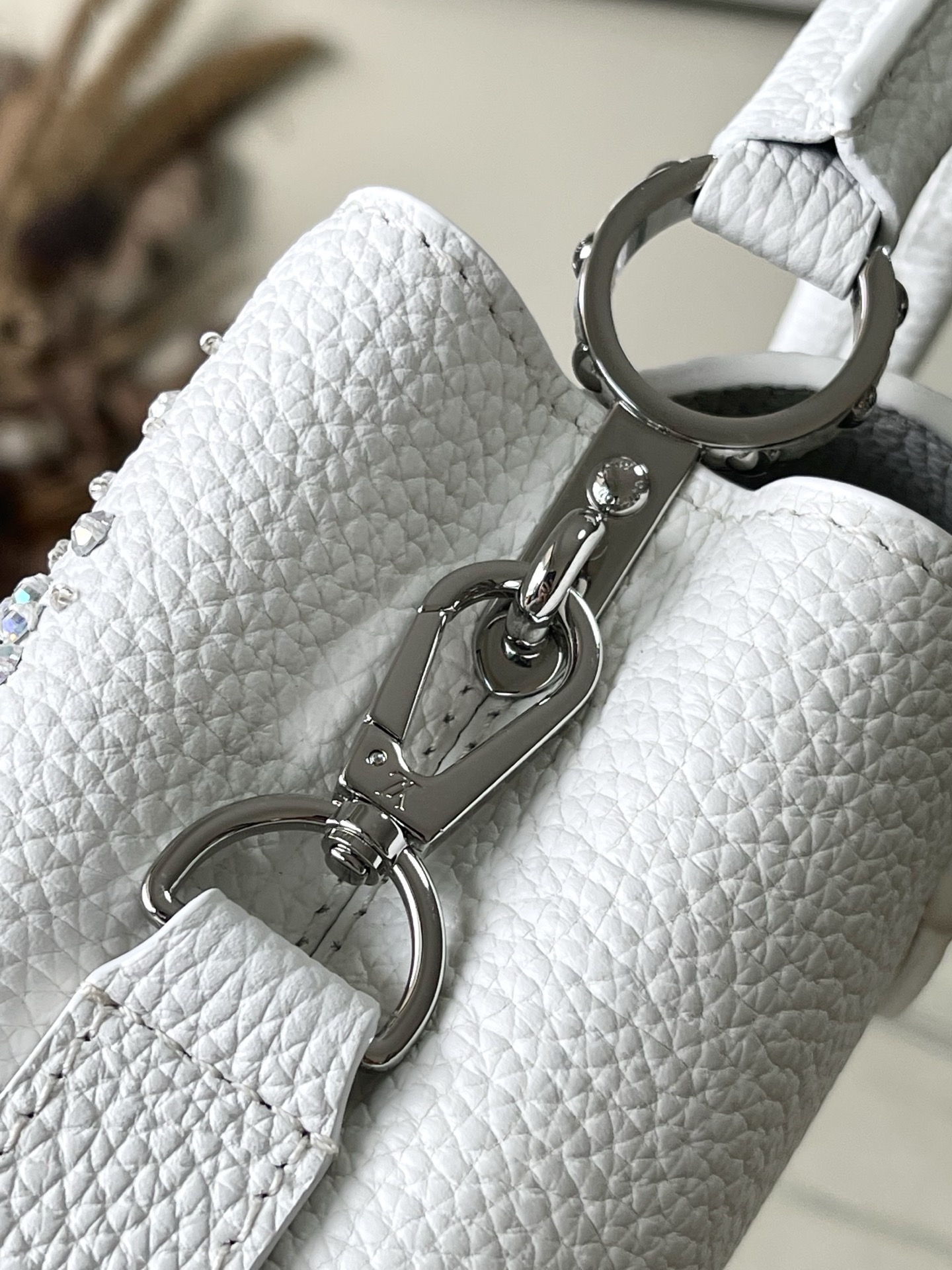 特级原厂皮 M25934 白色迷你 作为“非凡系列”的一部分，这款卡普尼迷你包重新设计，采用了精致的刺绣