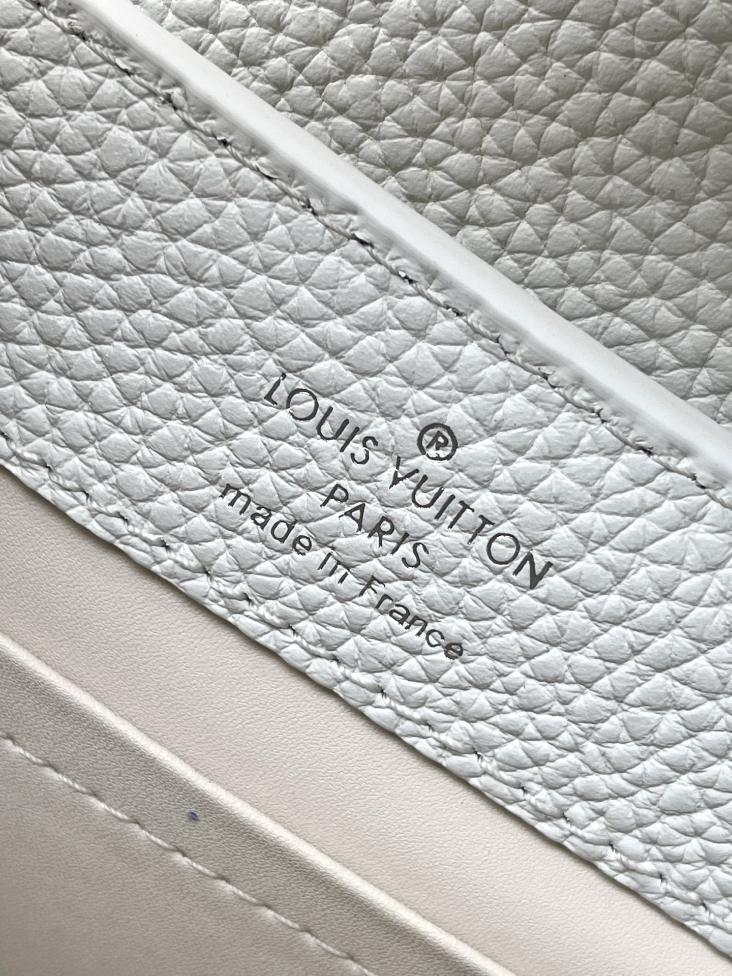 特级原厂皮 M25934 白色迷你 作为“非凡系列”的一部分，这款卡普尼迷你包重新设计，采用了精致的刺绣