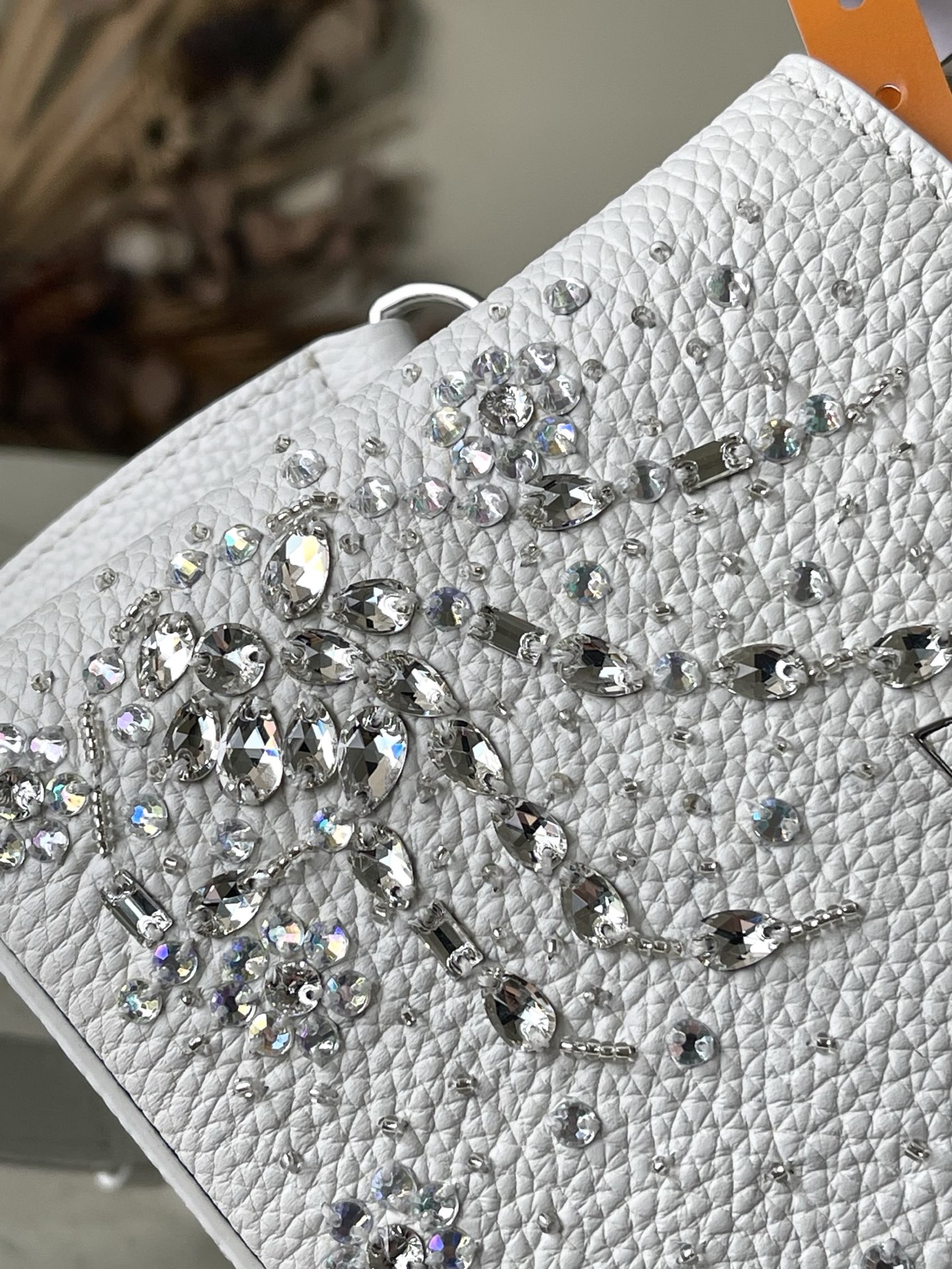 特级原厂皮 M25934 白色迷你 作为“非凡系列”的一部分，这款卡普尼迷你包重新设计，采用了精致的刺绣