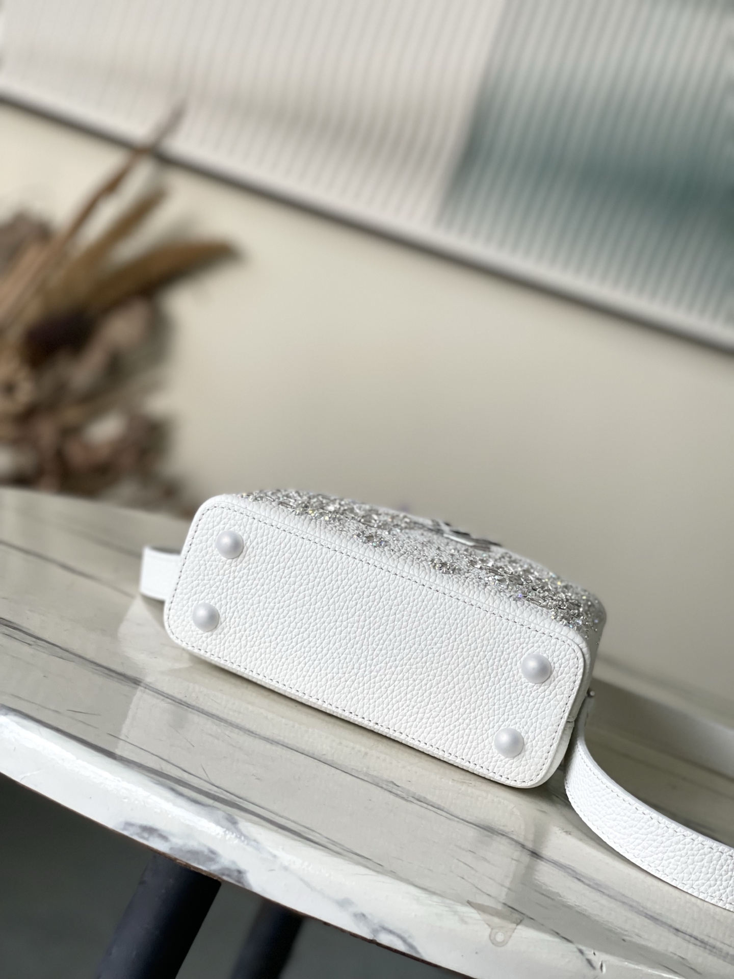 特级原厂皮 M25934 白色迷你 作为“非凡系列”的一部分，这款卡普尼迷你包重新设计，采用了精致的刺绣