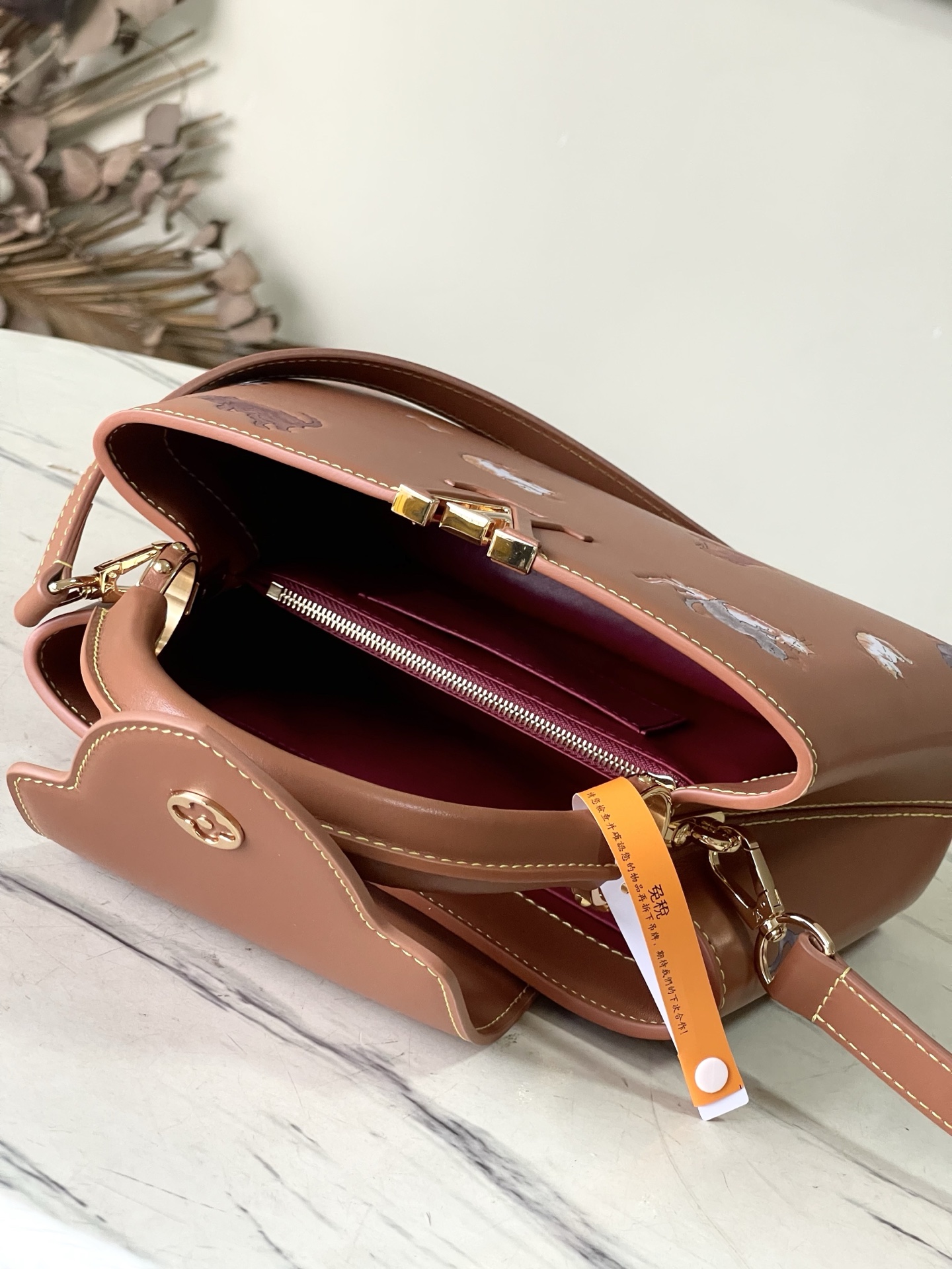 特级原厂皮 M25874 小号 LV Travels With 系列为 Capucines BB 手袋渲