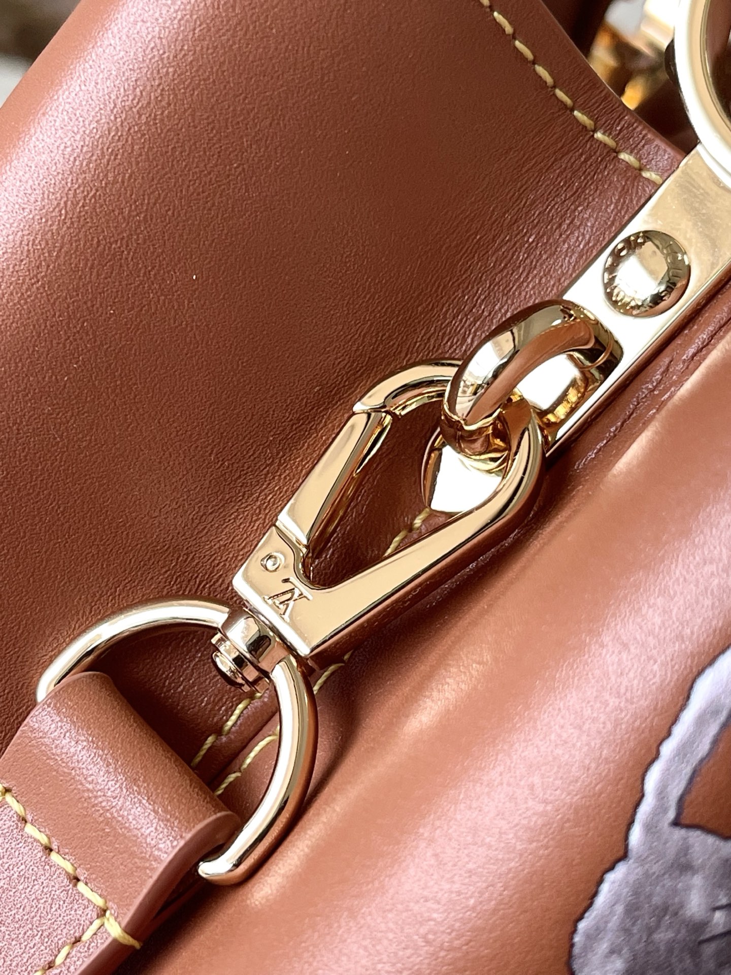 特级原厂皮 M25874 小号 LV Travels With 系列为 Capucines BB 手袋渲