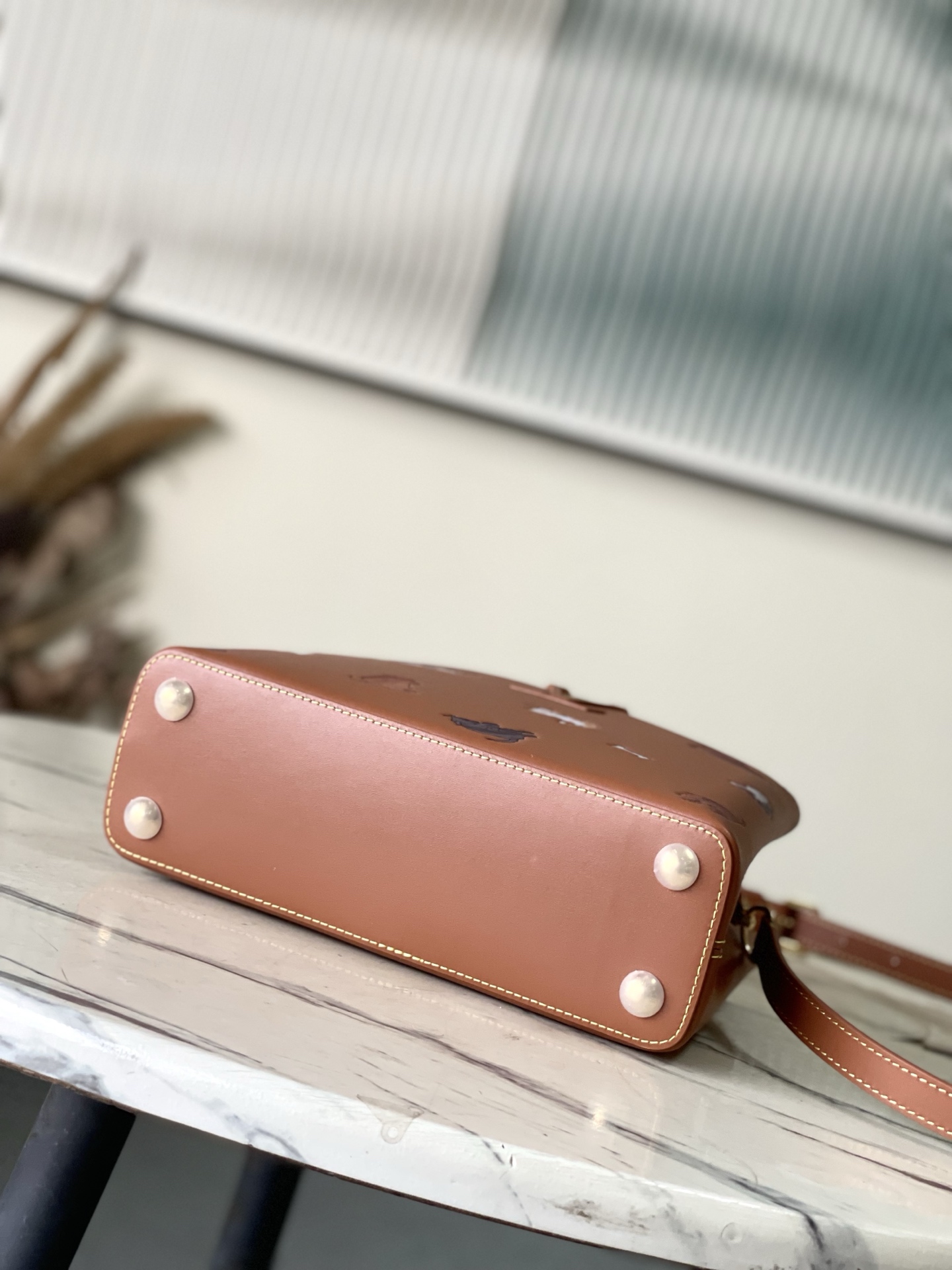 特级原厂皮 M25874 小号 LV Travels With 系列为 Capucines BB 手袋渲