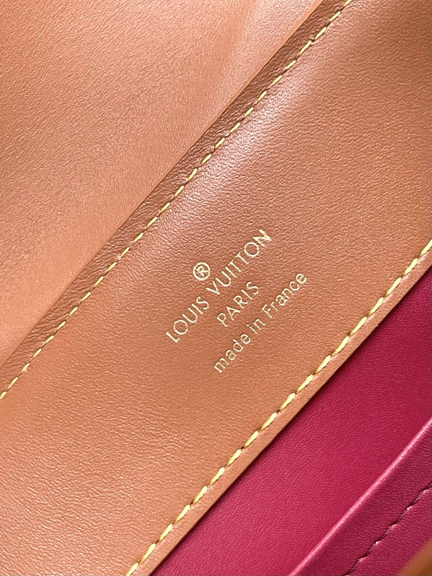 特级原厂皮 M25874 小号 LV Travels With 系列为 Capucines BB 手袋渲