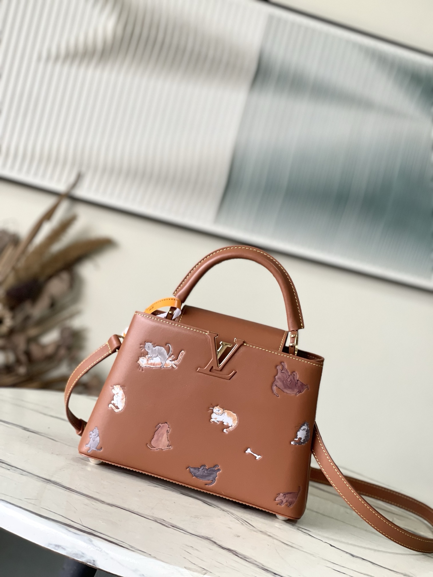 特级原厂皮 M25874 小号 LV Travels With 系列为 Capucines BB 手袋渲