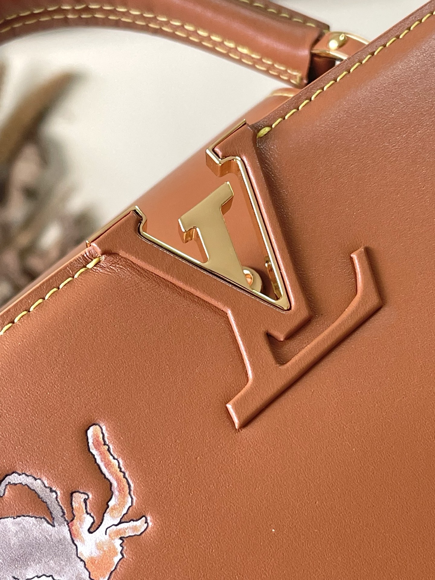 特级原厂皮 M25874 小号 LV Travels With 系列为 Capucines BB 手袋渲